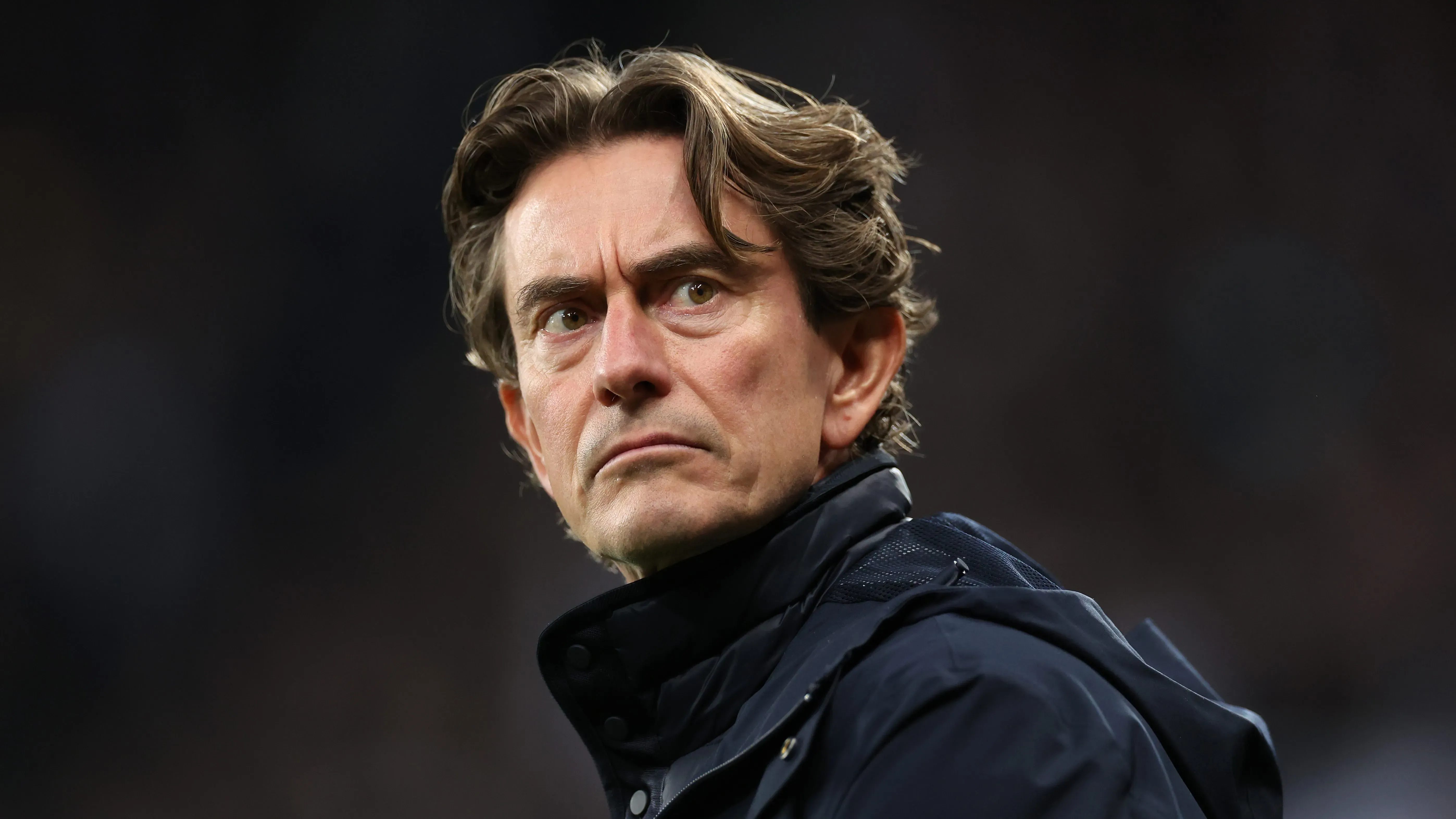 Thomas Frank, técnico do Tottenham, de casaco preto. Foto: Lewis Storey/Getty Images