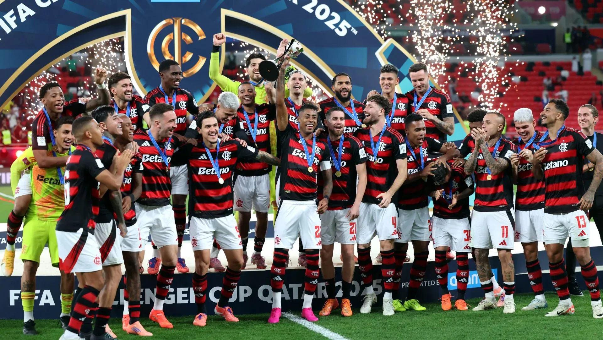 Flamengo levanta troféu após vencer a partida da FIFA Challenger Cup 2025. Foto: Getty Images/Getty Images