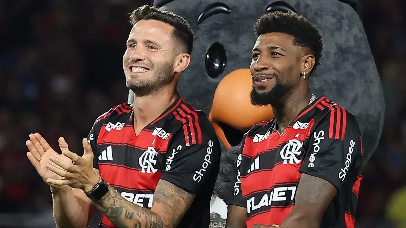 Saúl Ñiguez e Emerson Royal, em campo, na apresentação pelo Flamengo, com a camisa preta e vermelha