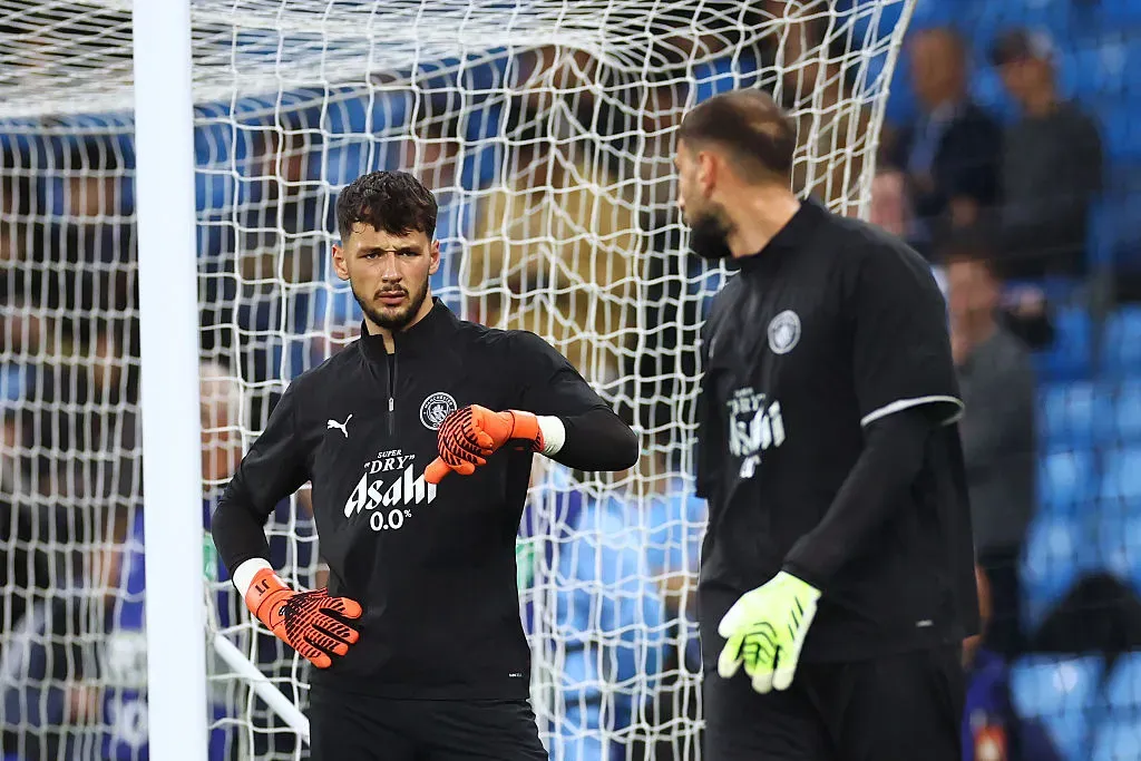 Goleiros James Trafford of Manchester City e Gianluigi Donnarumma. Segundo TEAMtalk, Trafford teria ficado frustrado com a chegada do arqueiro italiano, já que teria outro jogador para atuar na função (foto: Dan Istitene/Getty Images)