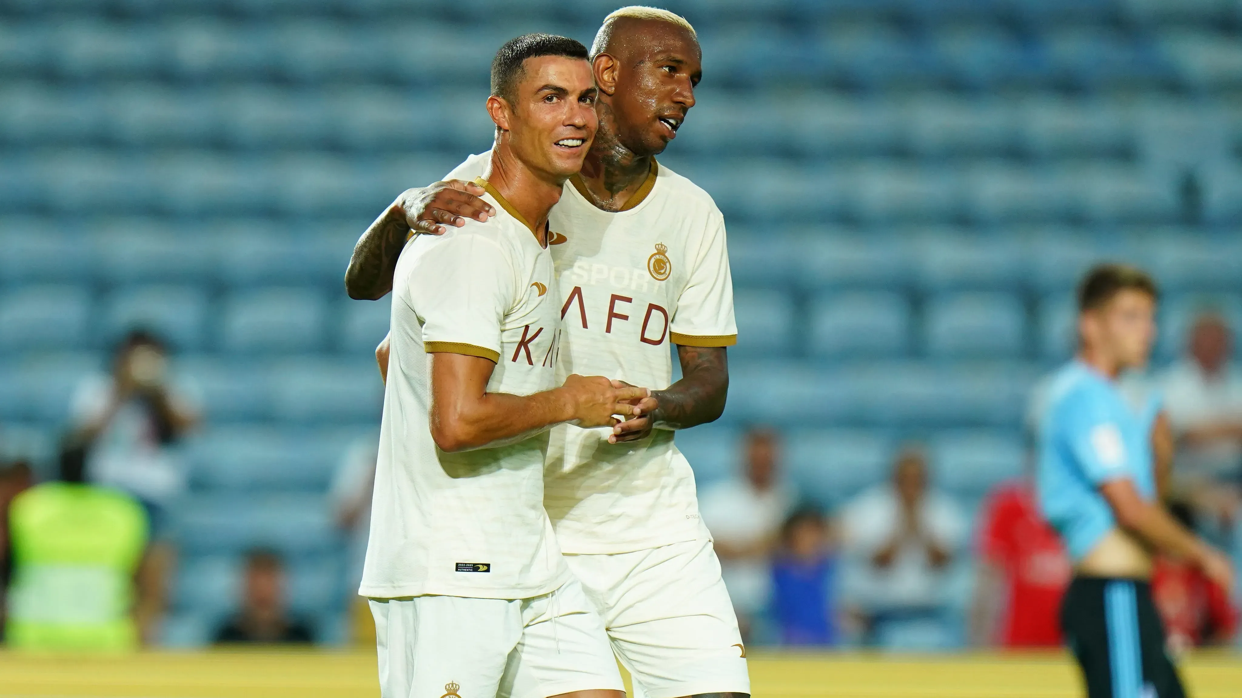 Anderson Talisca e Cristiano Ronaldo, vestido de branco, abraçados. Foto: Gualter Fatia/Getty Images