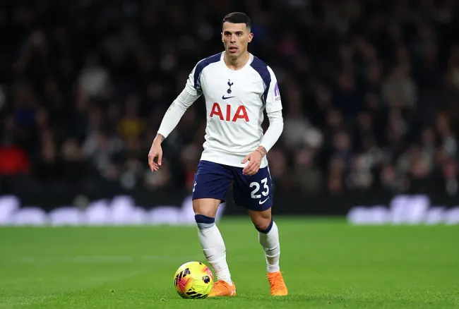 Pedro Porro, do Tottenham Hotspur, durante a partida da Premier League entre Tottenham Hotspur e Fulham, no Tottenham Hotspur Stadium, em 29 de novembro de 2025, em Londres, Inglaterra. (Foto de Justin Setterfield/Getty Images)