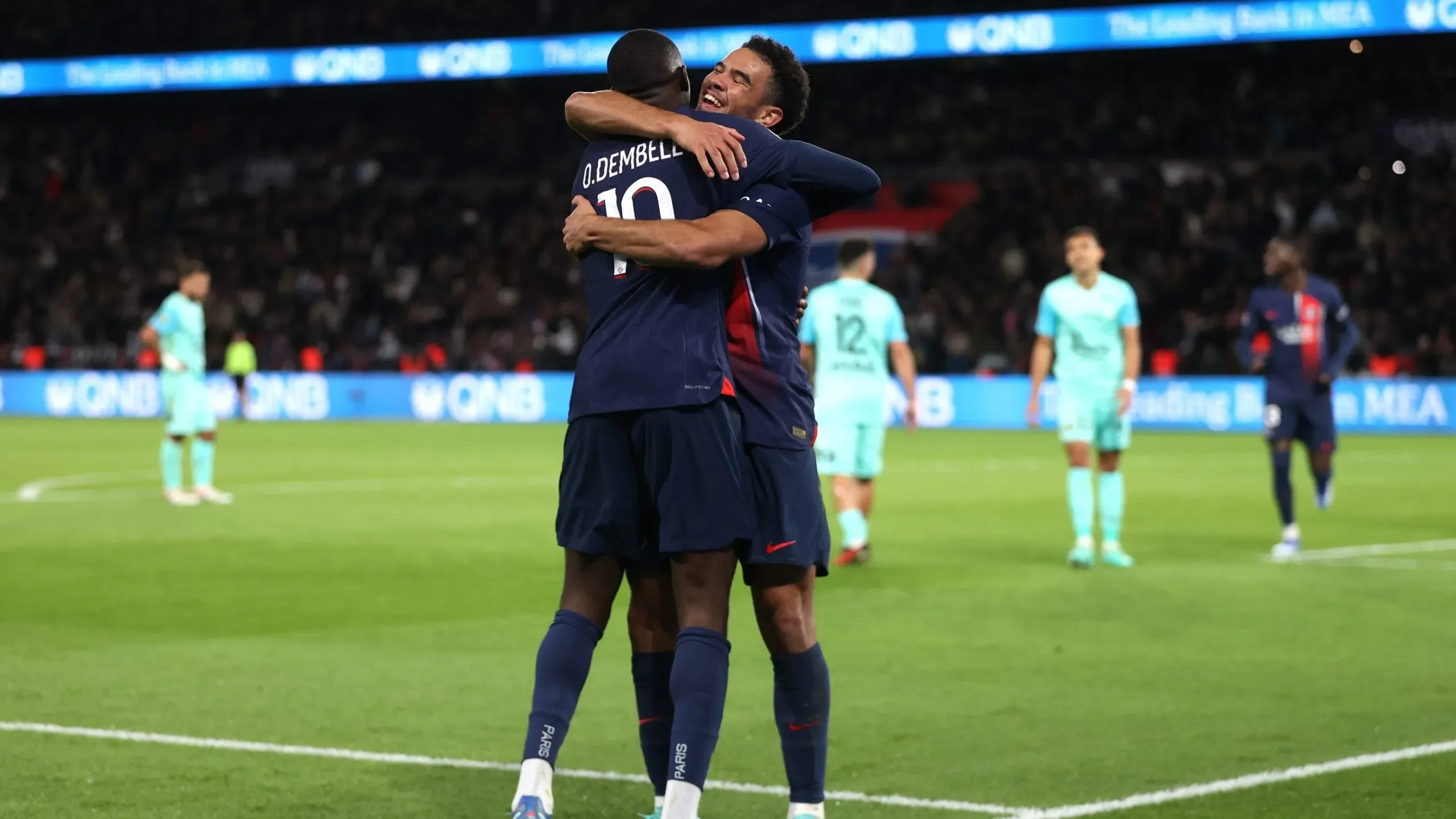 Dembélé e Zaire-Emery juntos no PSG. Foto: Alex Pantling/Getty Images