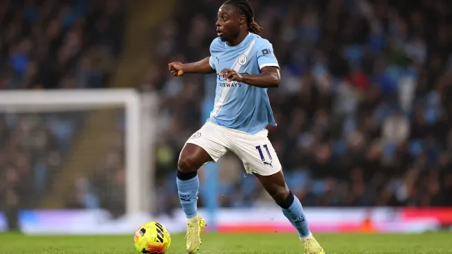 Jeremy Doku corre com a bola durante a partida da Premier League. Foto: Kate McShane/Getty Images