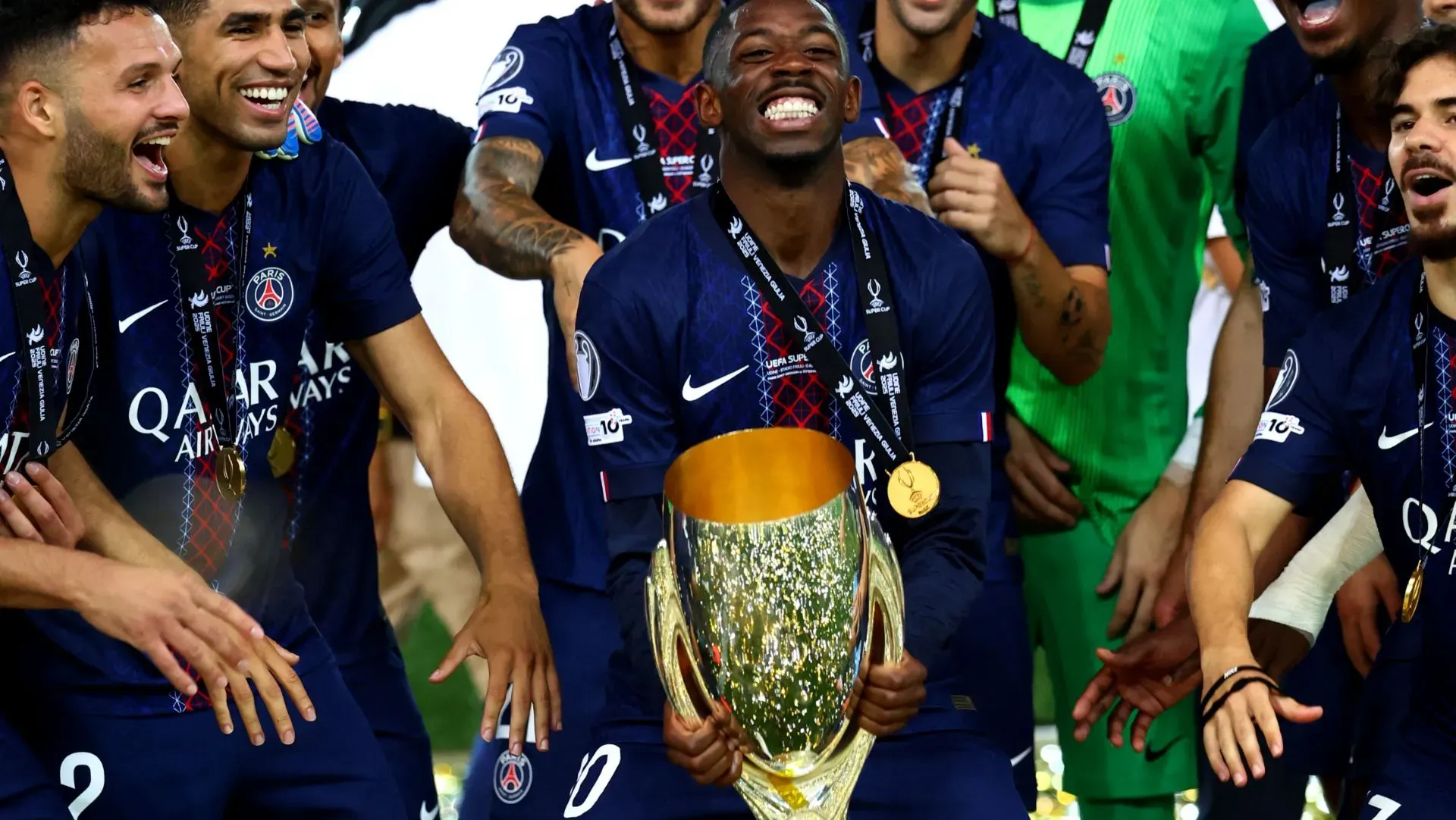 Ousmane Dembele comemora com o troféu da Supercopa da UEFA. Foto: Francesco Scaccianoce/Getty Images