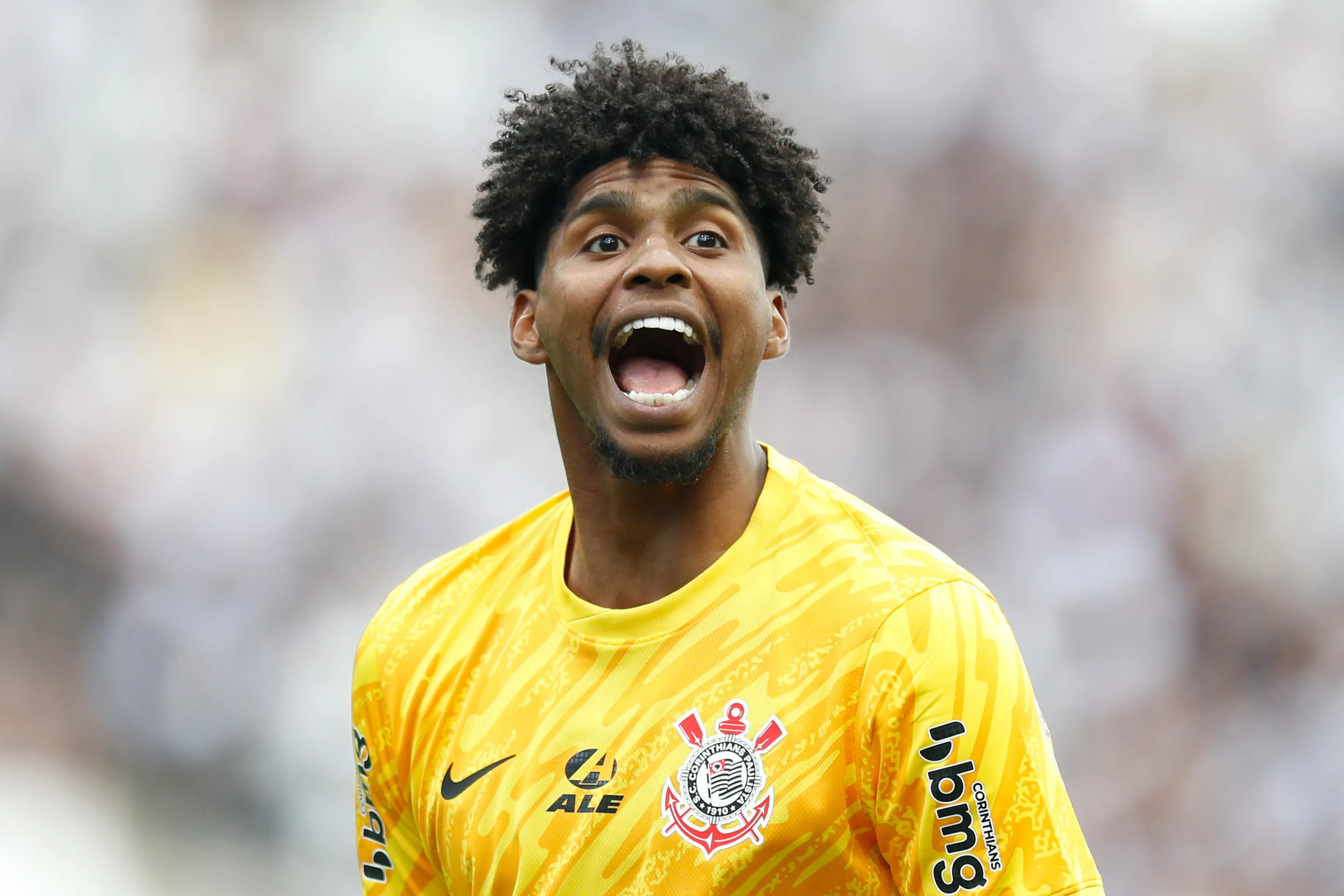 Hugo Souza faz mais uma grande temporada (Foto: Miguel Schincariol/Getty Images)