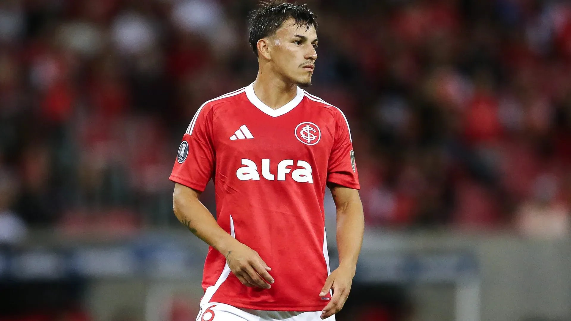 Bernabei aparece olhando para o lado durante um jogo do Internacional