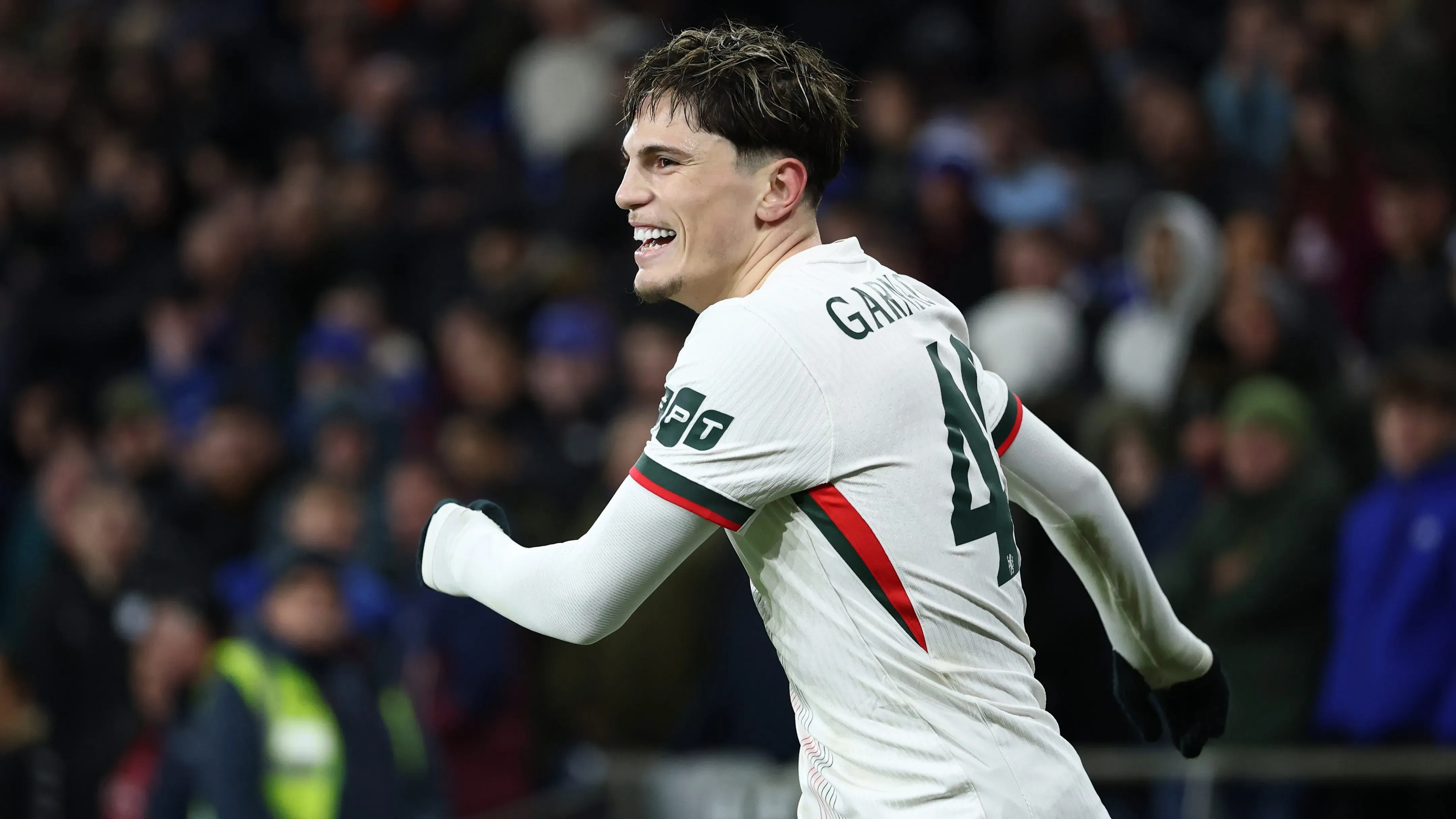 Garnacho com uniforme branco do Chelsea. Foto: Dan Istitene/Getty Images