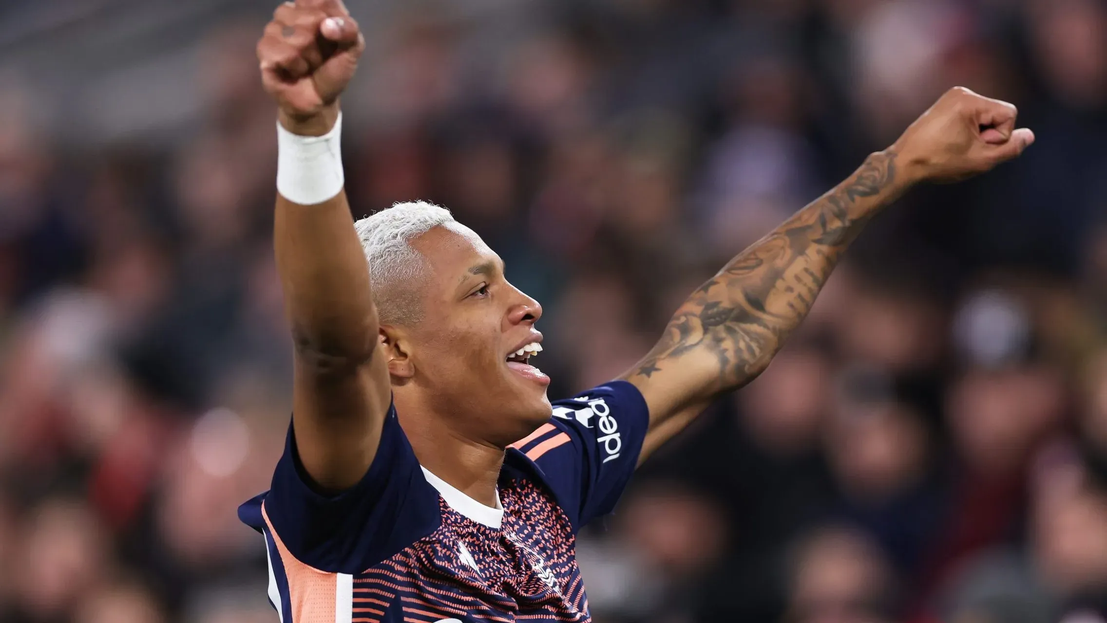 Danilo, ex-Nottingham Forest com a camisa laranja e azul