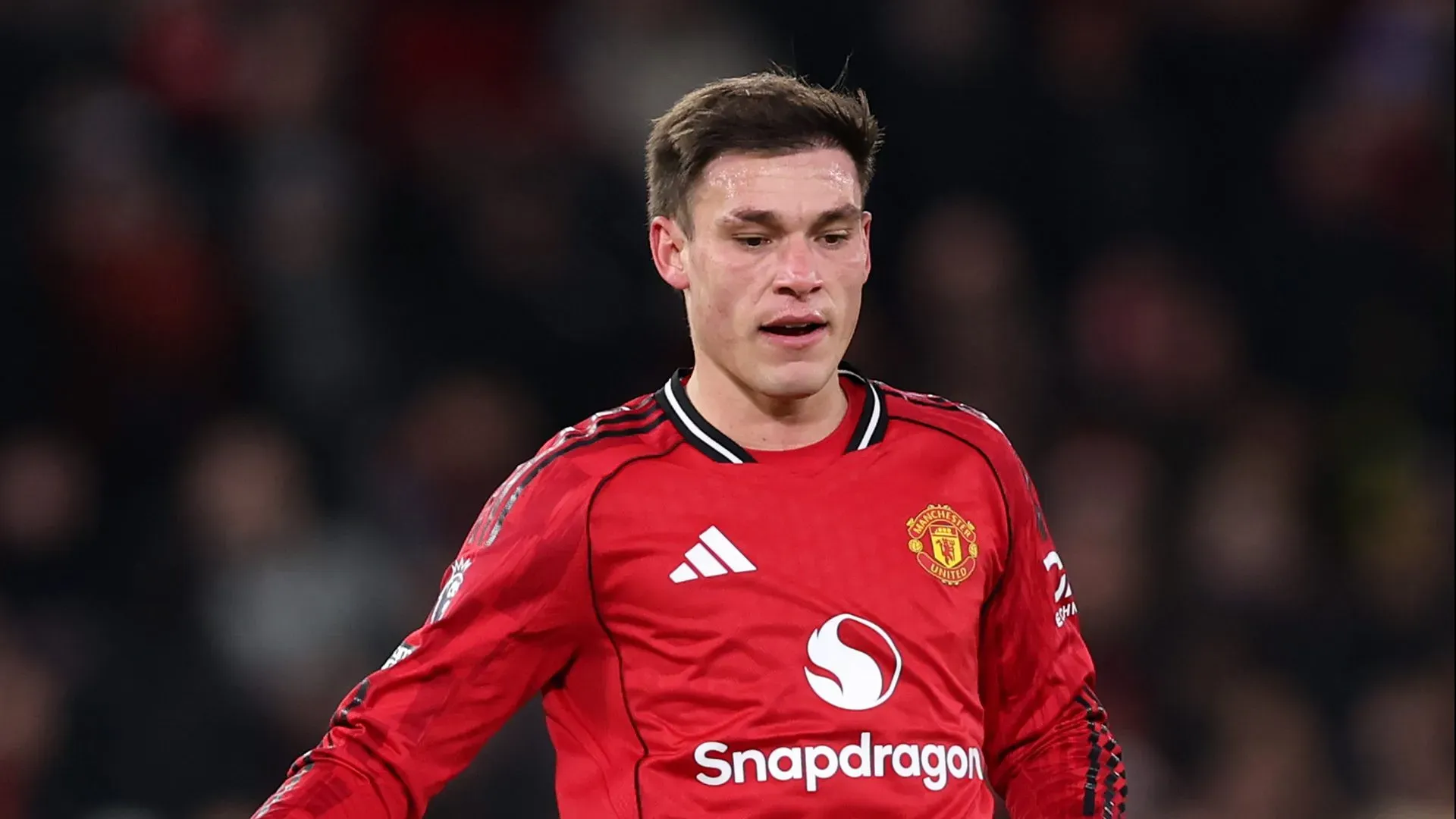 Ugarte com a camisa vermelha e shorts branco do Manchester United. Foto: Justin Setterfield/Getty Images