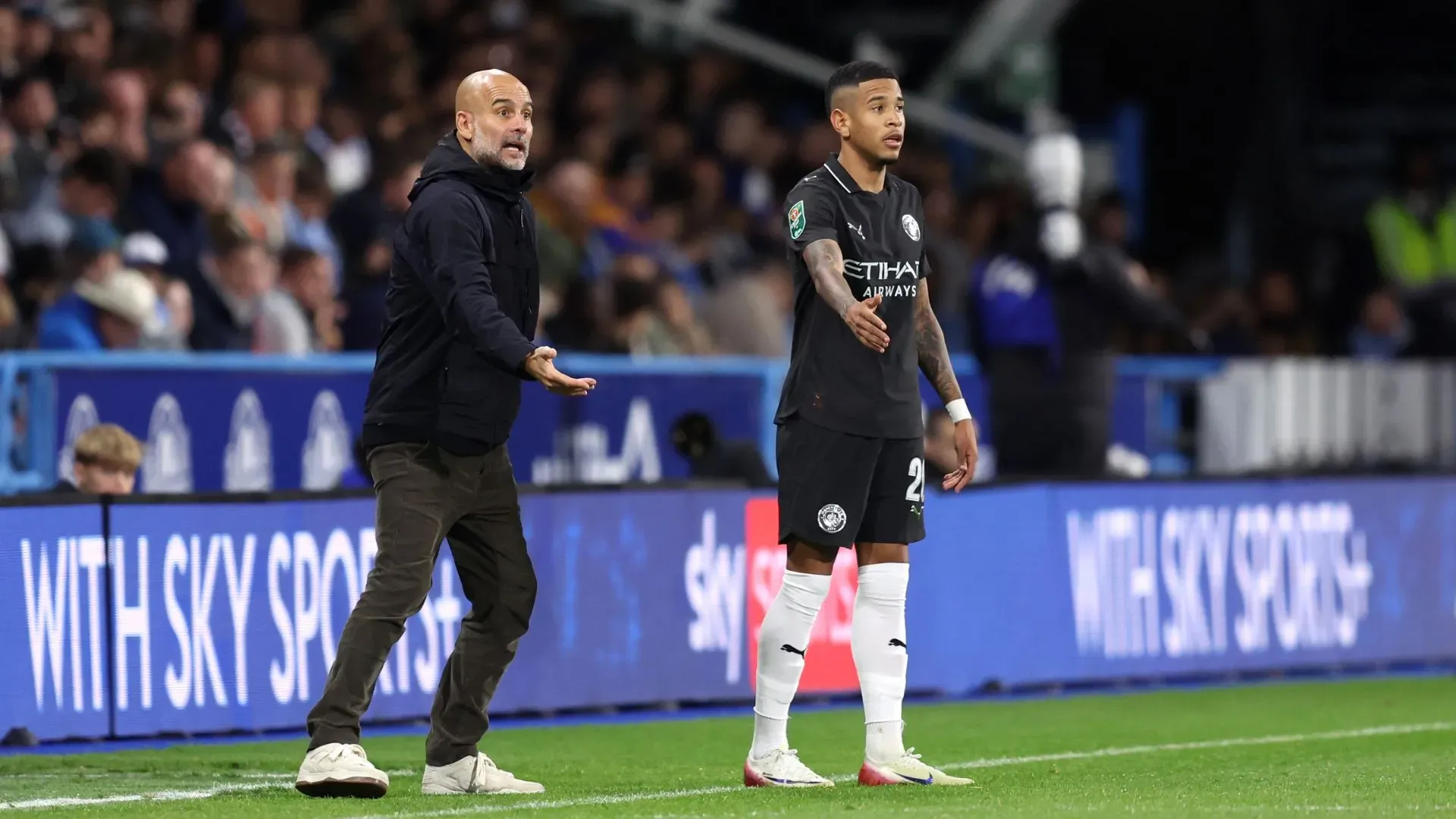 Guardiola e Savinho em jogo do Manchester City. Brasileiro é alvo do Tottenham. Foto: Matt McNulty/Getty Imagens