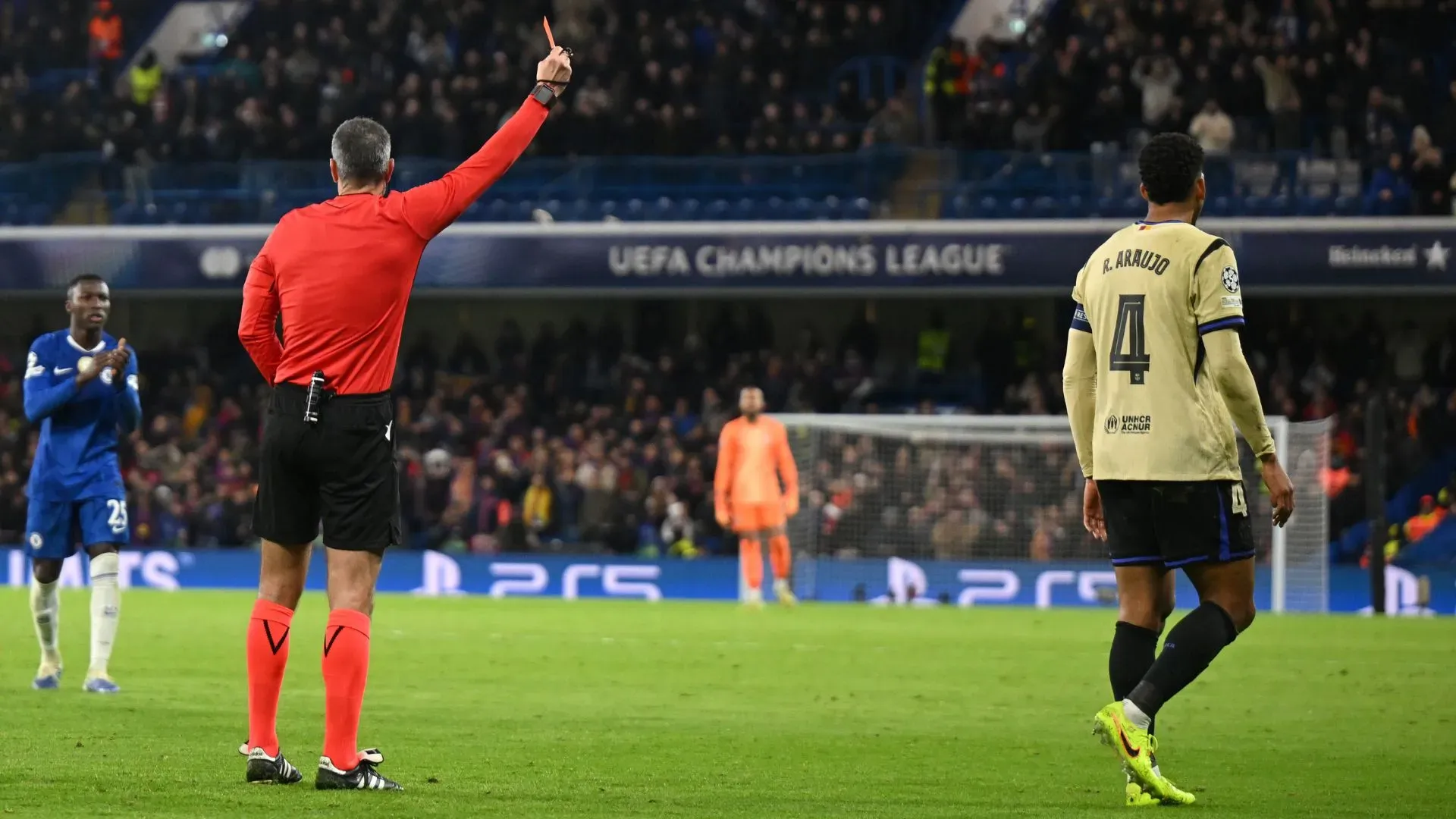 Ronald Araújo desfalca o Barcelona desde que foi expulso contra o Chelsea (foto: Mike Hewitt/Getty Images)