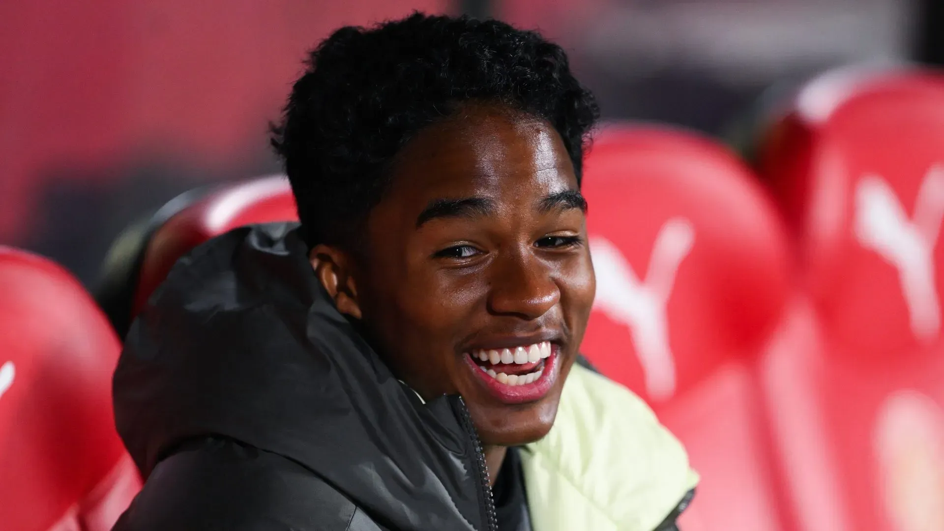 Endrick sorri no banco de reservas do Real Madrid