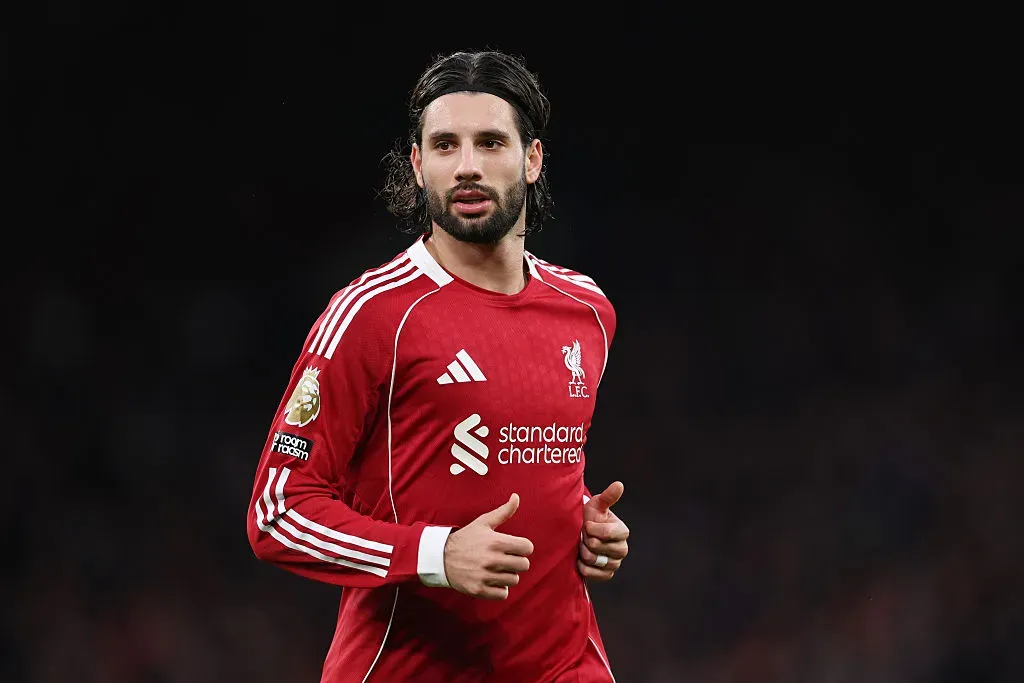 Dominik Szoboszlai tem grandes chances de ser o sucessor da braçadeira de capitão quando o zagueiro Van Dijk deixar o clube, segundo o The Athletic. (Foto: Michael Regan/Getty Images)