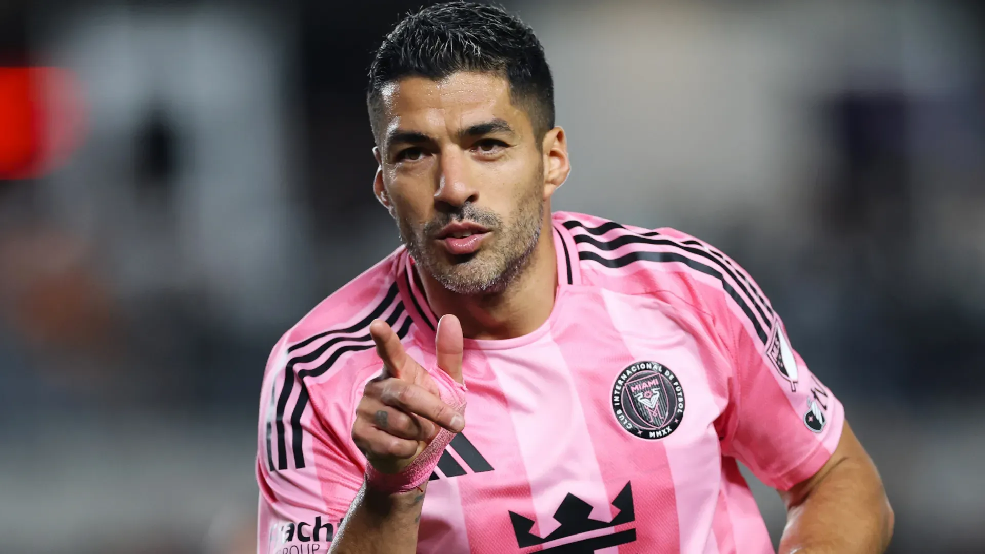 Luis Suárez aparece feliz, comemorando um gol pelo Inter Miami