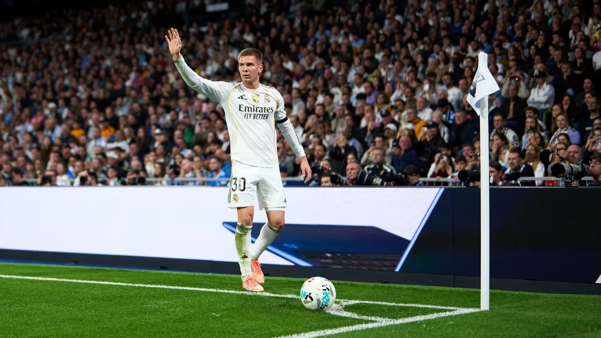 Mastantuono cobra escanteio durante partida da LaLiga. Foto: Angel Martinez/Getty Images