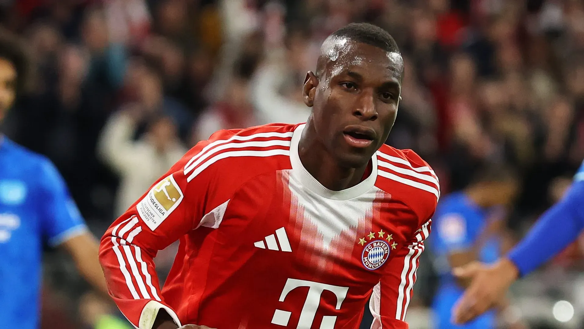 Nicolas Jackson em campo com a camisa vermelha e branca do Bayern de Munique (Photo by Alexander Hassenstein/Getty Images)