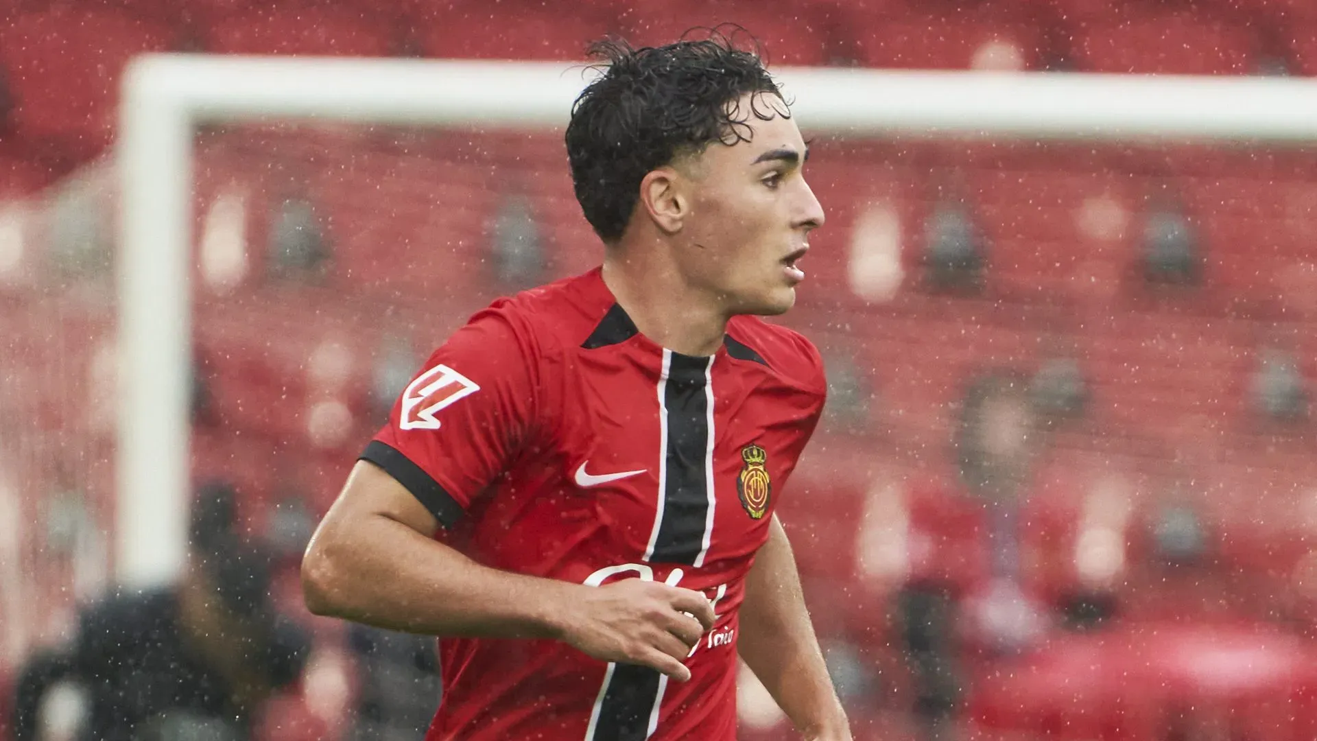 Jan Virgili dominando a bola com a camisa vermelha do Mallorca