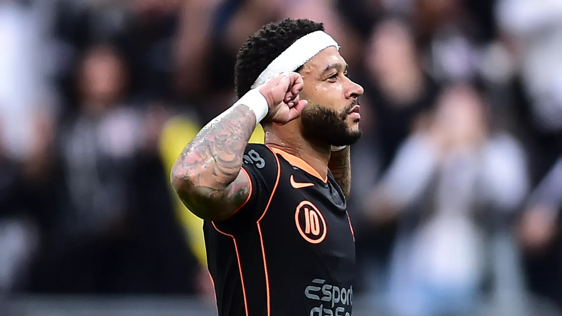 Memphis Depay comemora gol com a camisa do Corinthians