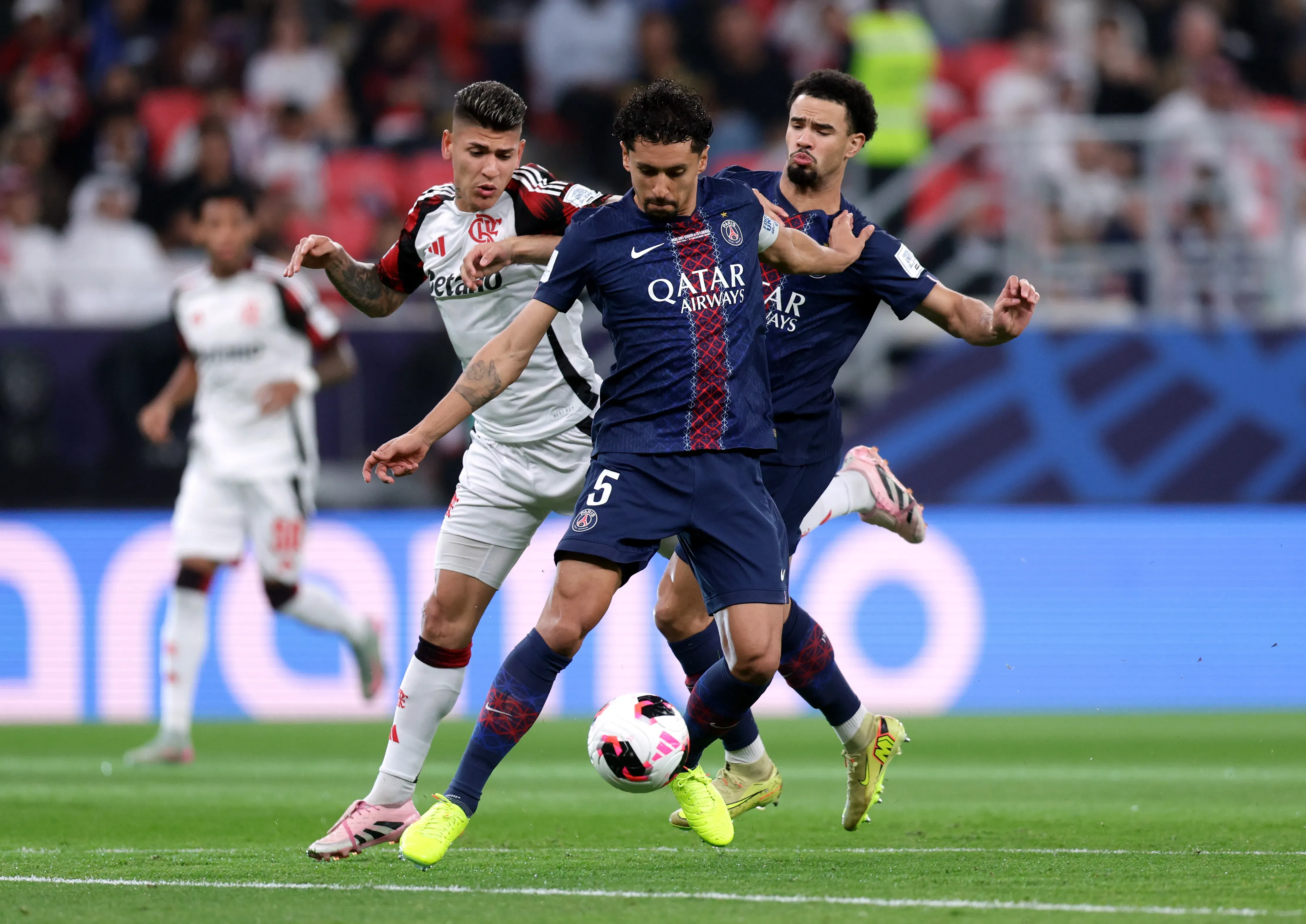 Marquinhos e Carrascal disputam bola. (Photo by Getty Images/Getty Images)
