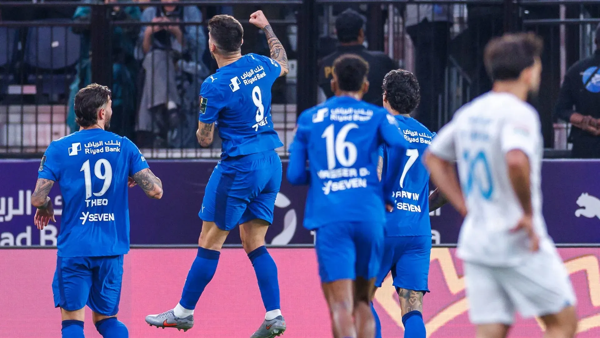 Rúben Neves, do Al-Hilal FC, comemora ao marcar o segundo gol de sua equipe durante o jogo da King’s Cup entre Al-Hilal e Al-Fateh, na Kingdom Arena, em 29 de novembro de 2025, em Riad, Arábia Saudita. (Foto: Abdullah Ahmed/Getty Images)