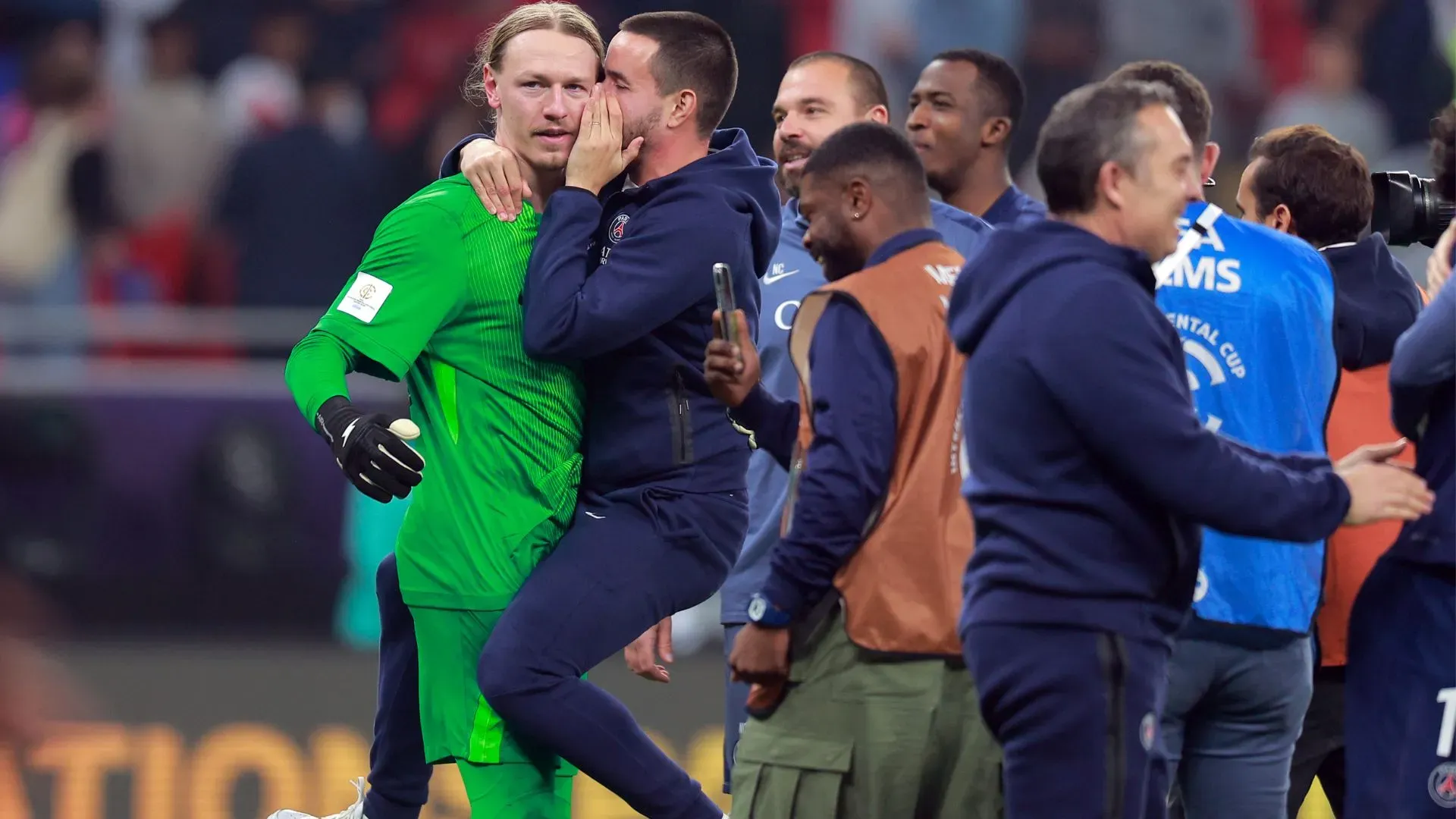 Safonov (camisa verde) fez a diferença para o PSG (foto: divulgação/Getty Images)