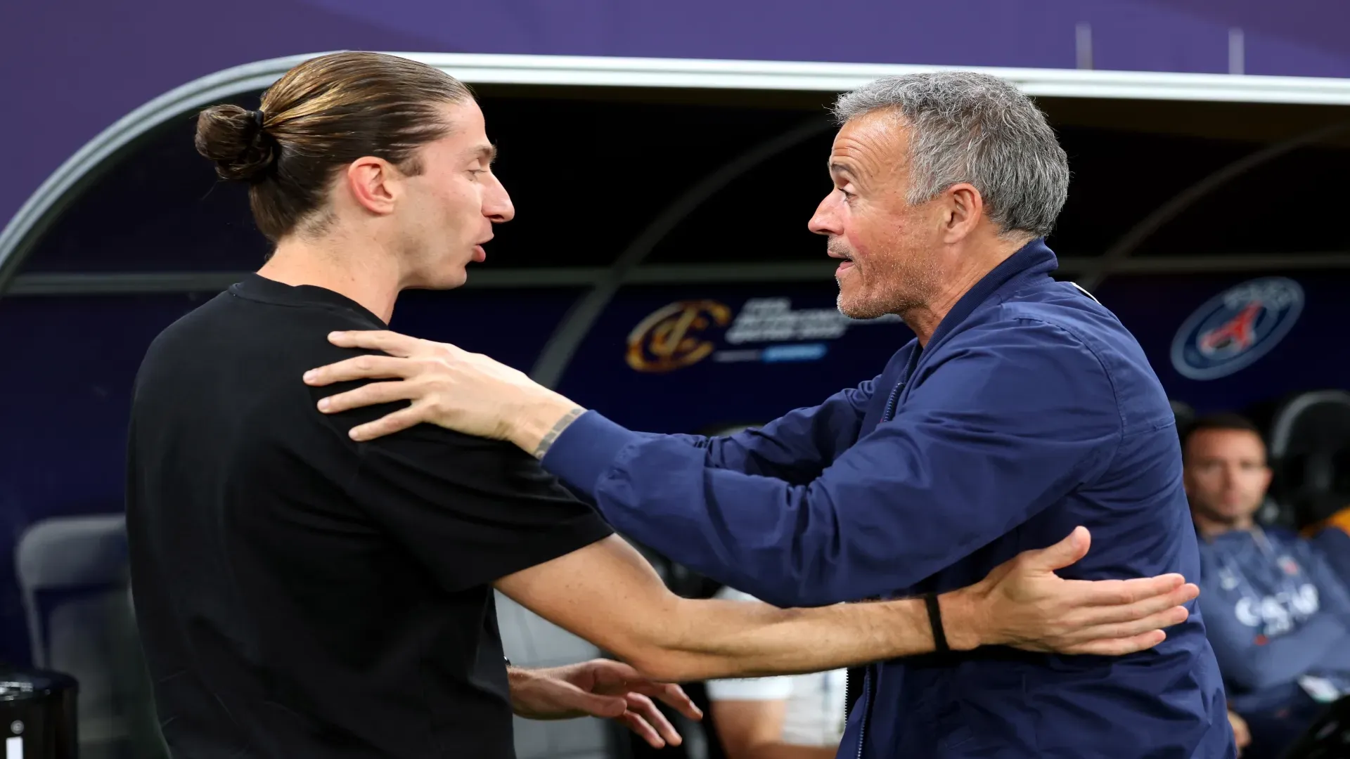 Filipe Luís e Luis Enrique se cumprimentam antes de PSG x Flamengo – Getty Images/Getty Images