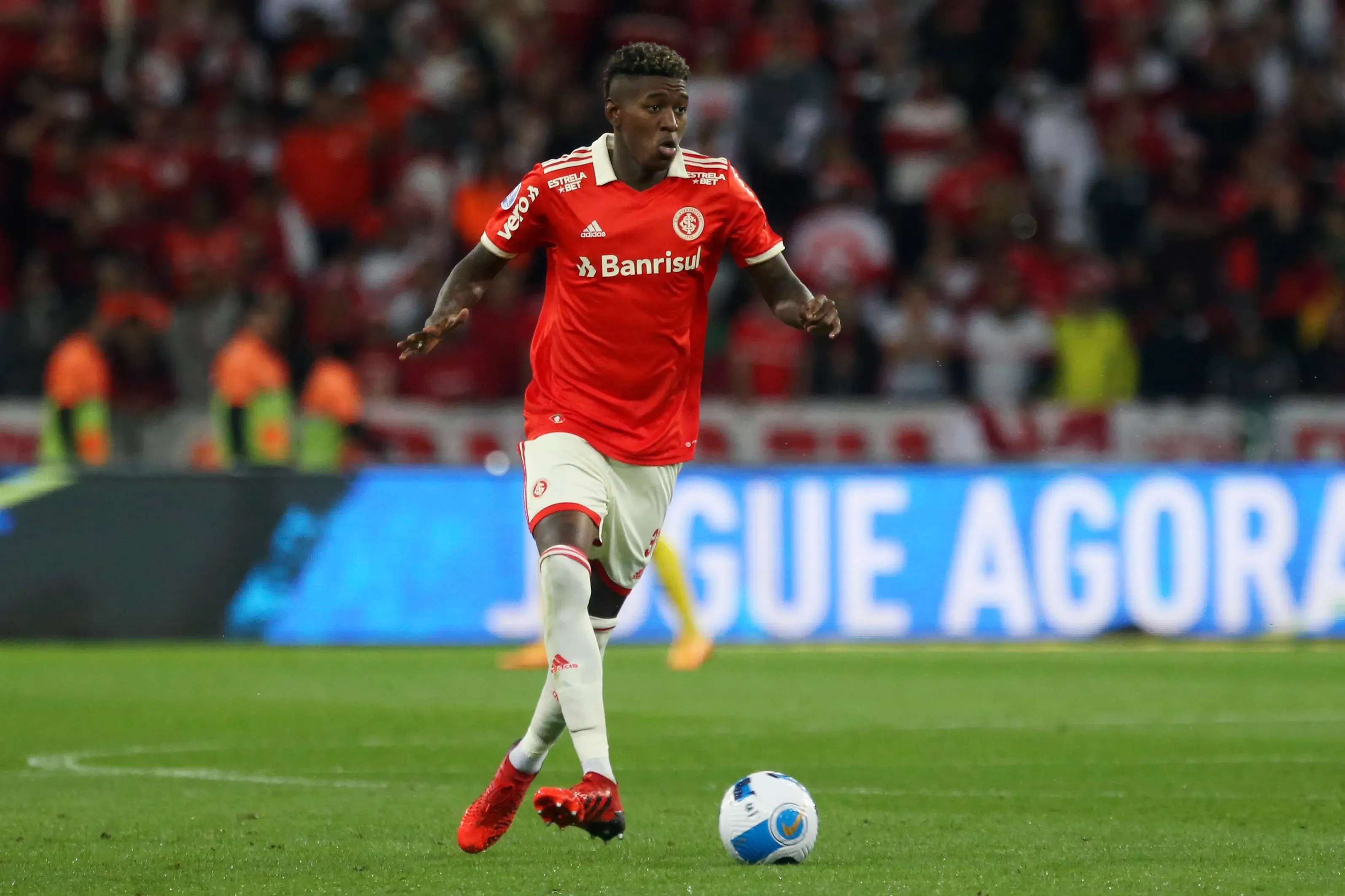 Vitão pode deixar o Internacional nesta janela (Foto: Fernando Alves/Getty Images)