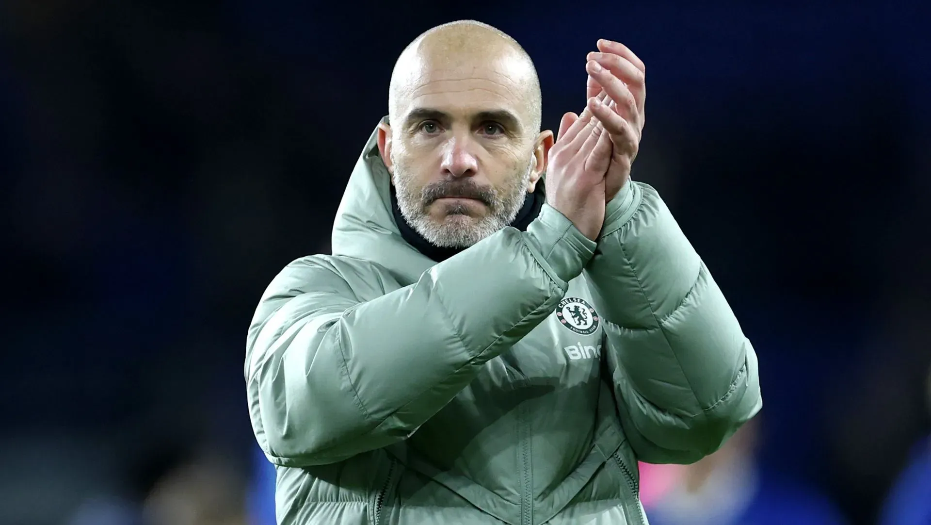 Maresca mostra seu agradecimento aos torcedores após vitória na Carabao Cup. Foto: Dan Istitene/Getty Images