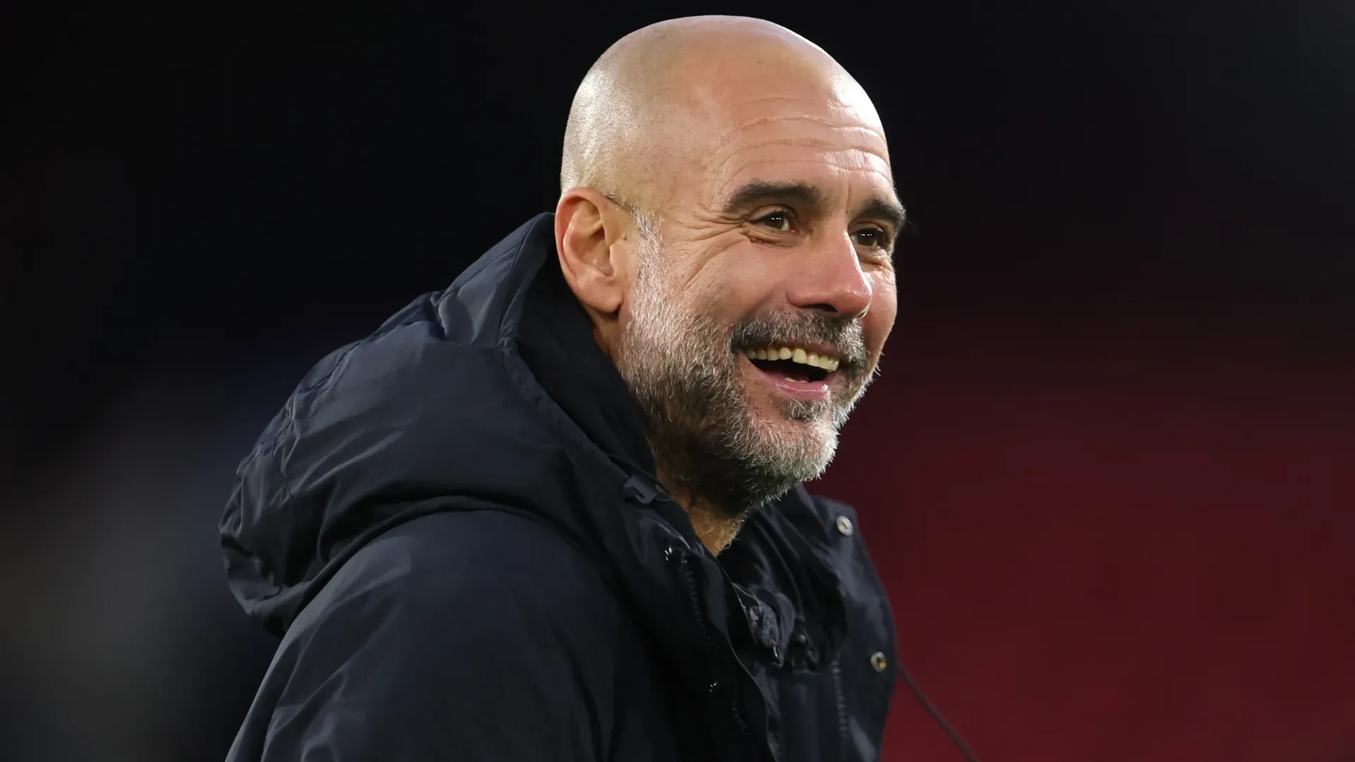 Pep Guardiola sorri durante partida do Manchester City