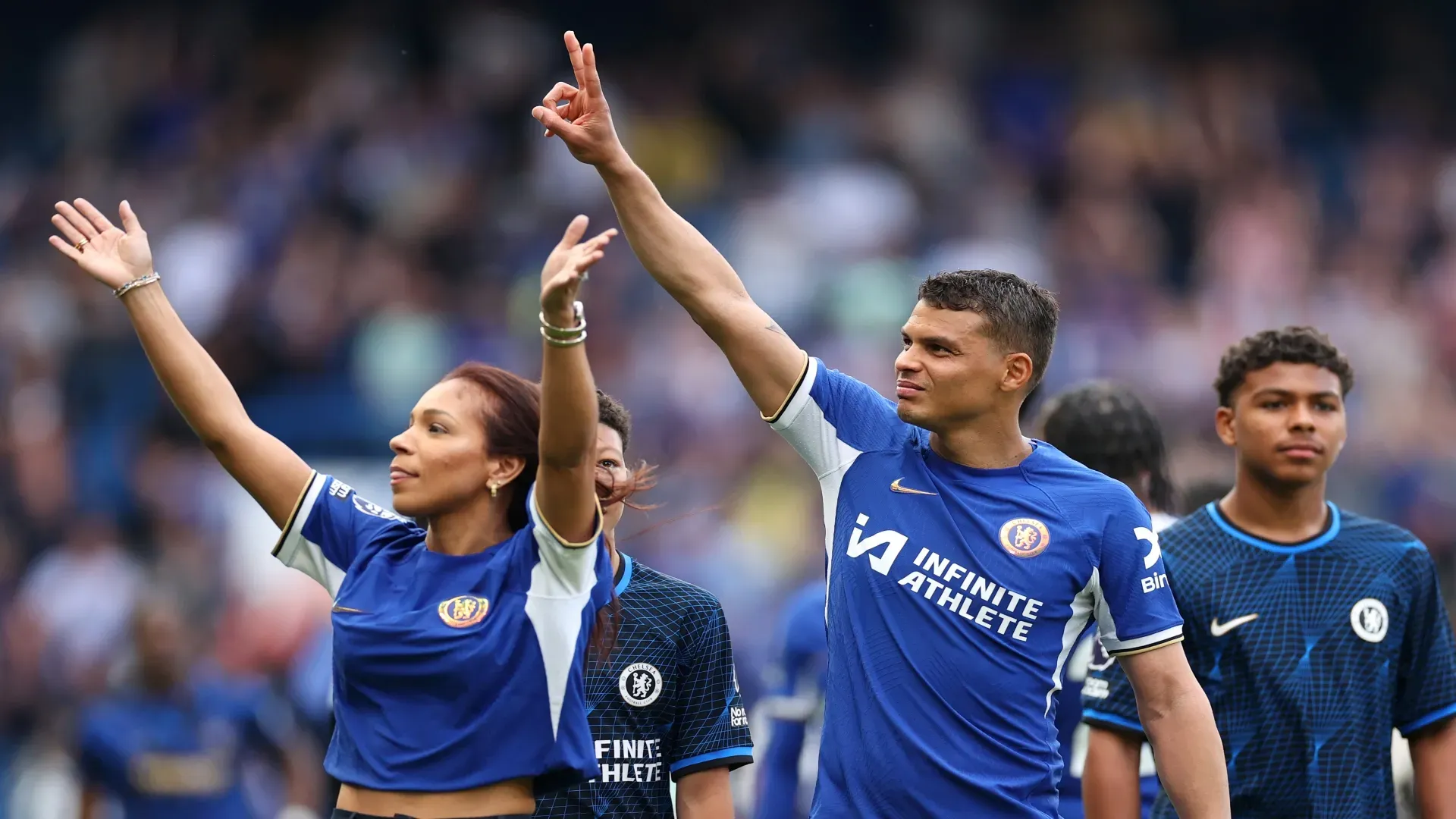 Thiago Silva e família saúdam torcedores do Chelsea em sua despedida do clube – Ryan Pierse/Getty Images