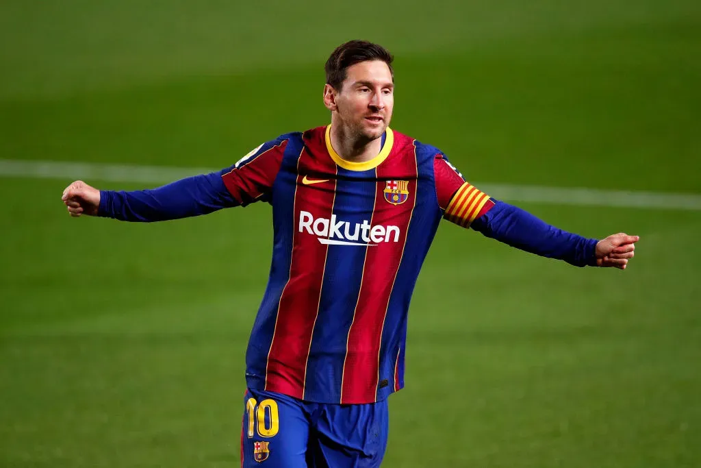Lionel Messi, do FC Barcelona, comemora após marcar o primeiro gol de sua equipe durante a partida da La Liga Santander entre FC Barcelona e Getafe CF no Camp Nou, em 22 de abril de 2021, em Barcelona. (Foto de Eric Alonso/Getty Images)