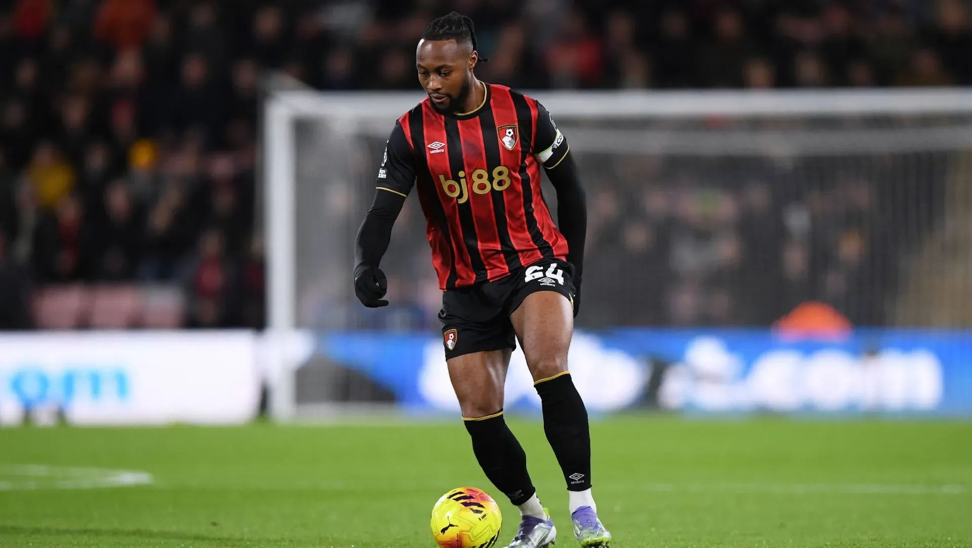 Semenyo durante partida da Premier League. Foto: Alex Burstow/Getty Images