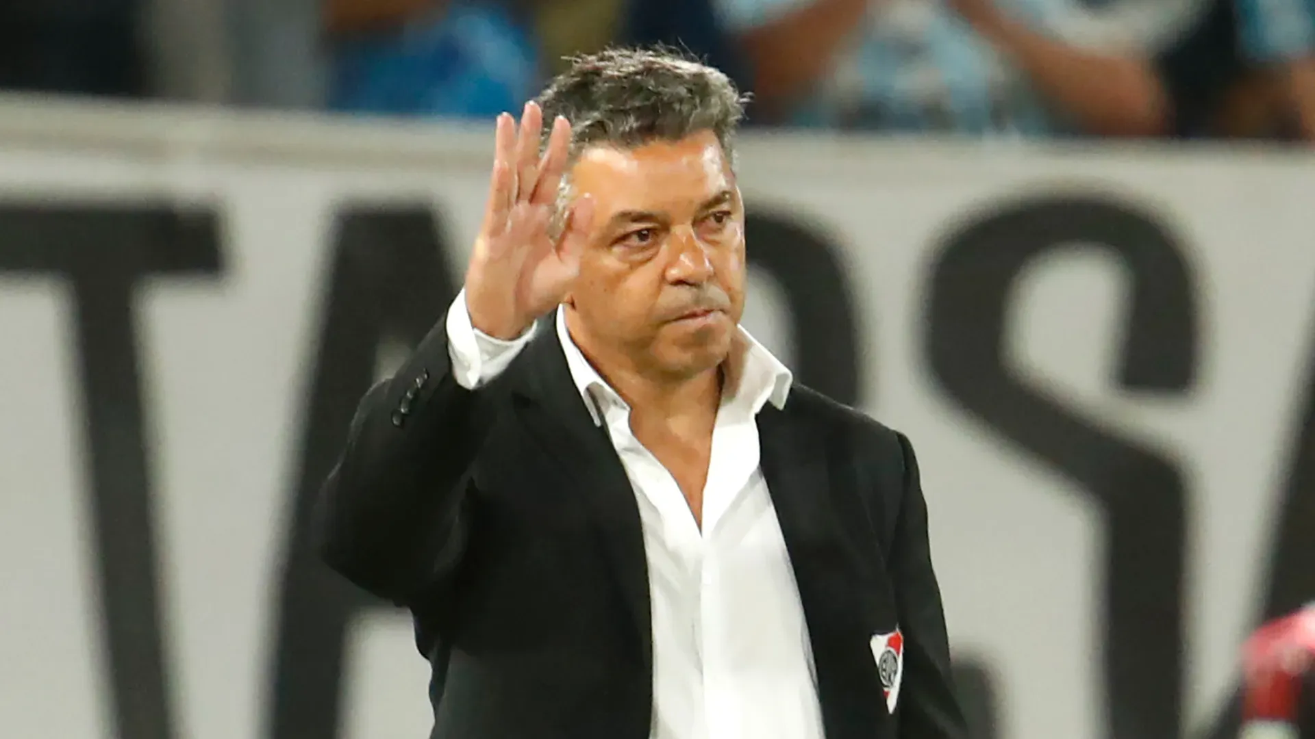 Marcelo Gallardo acena durante partida do River Plate