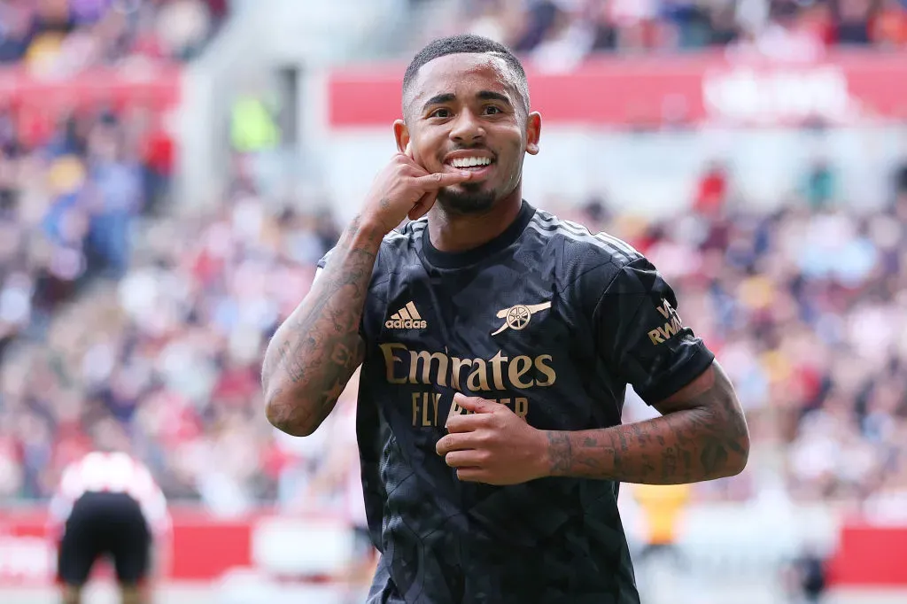 Gabriel Jesus, em campo, comemorando pelo Arsenal