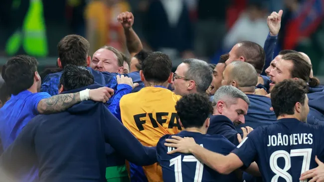 Safonov é abraço após a disputa de pênaltis na final da Copa Intercontinental FIFA 2025. Foto: Getty Images/Getty Images