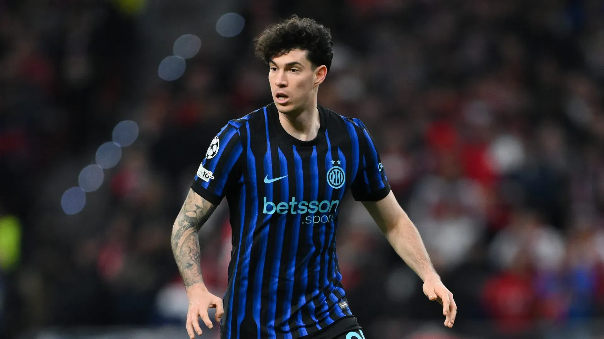 Bastoni, alvo do Chelsea, em jogo da Inter de Milão com camisa azul e preta. Foto: David Ramos/Getty Images