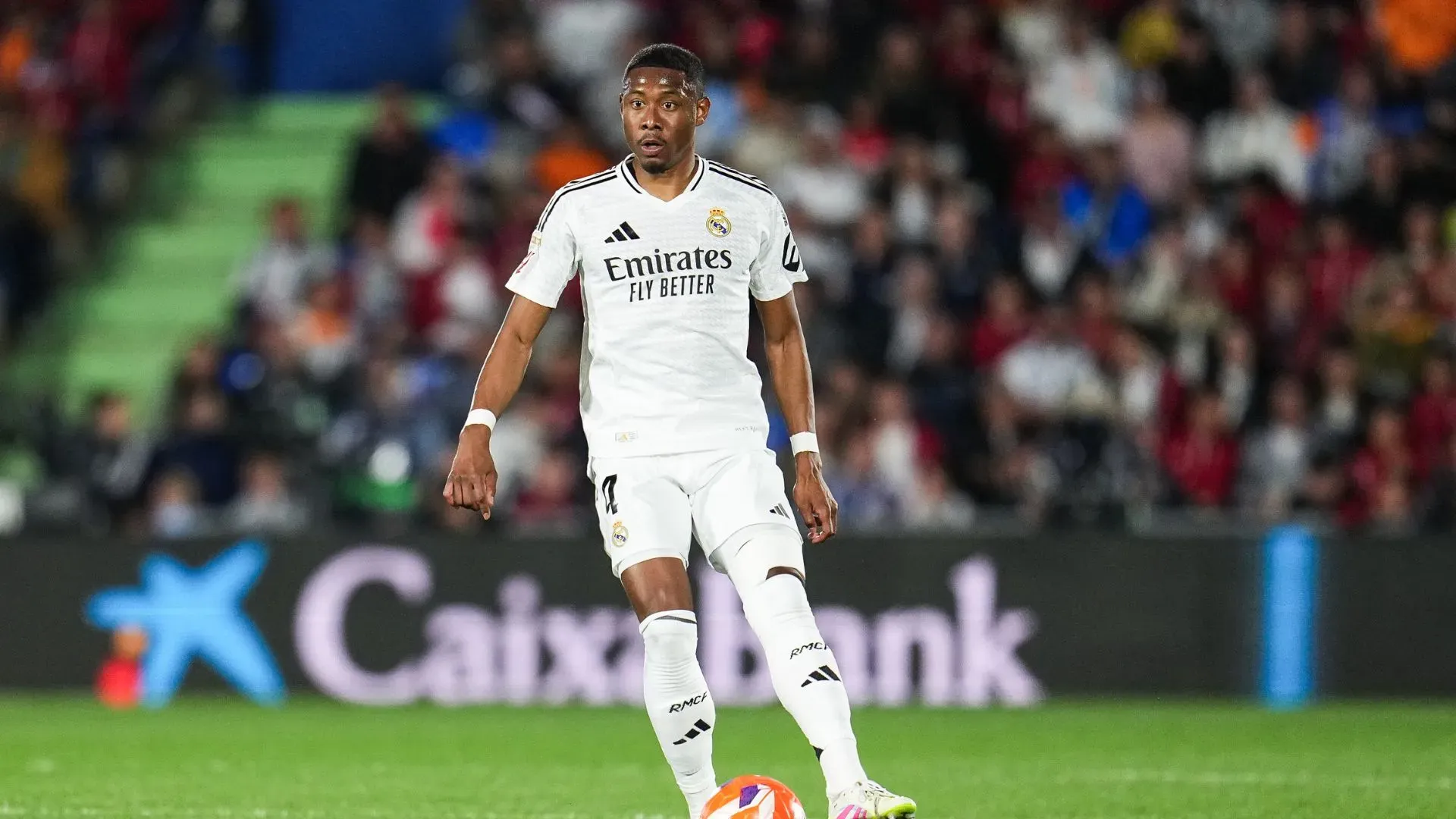David Alaba em jogo do Real Madrid. Foto: Aitor Alcalde/Getty Imagens