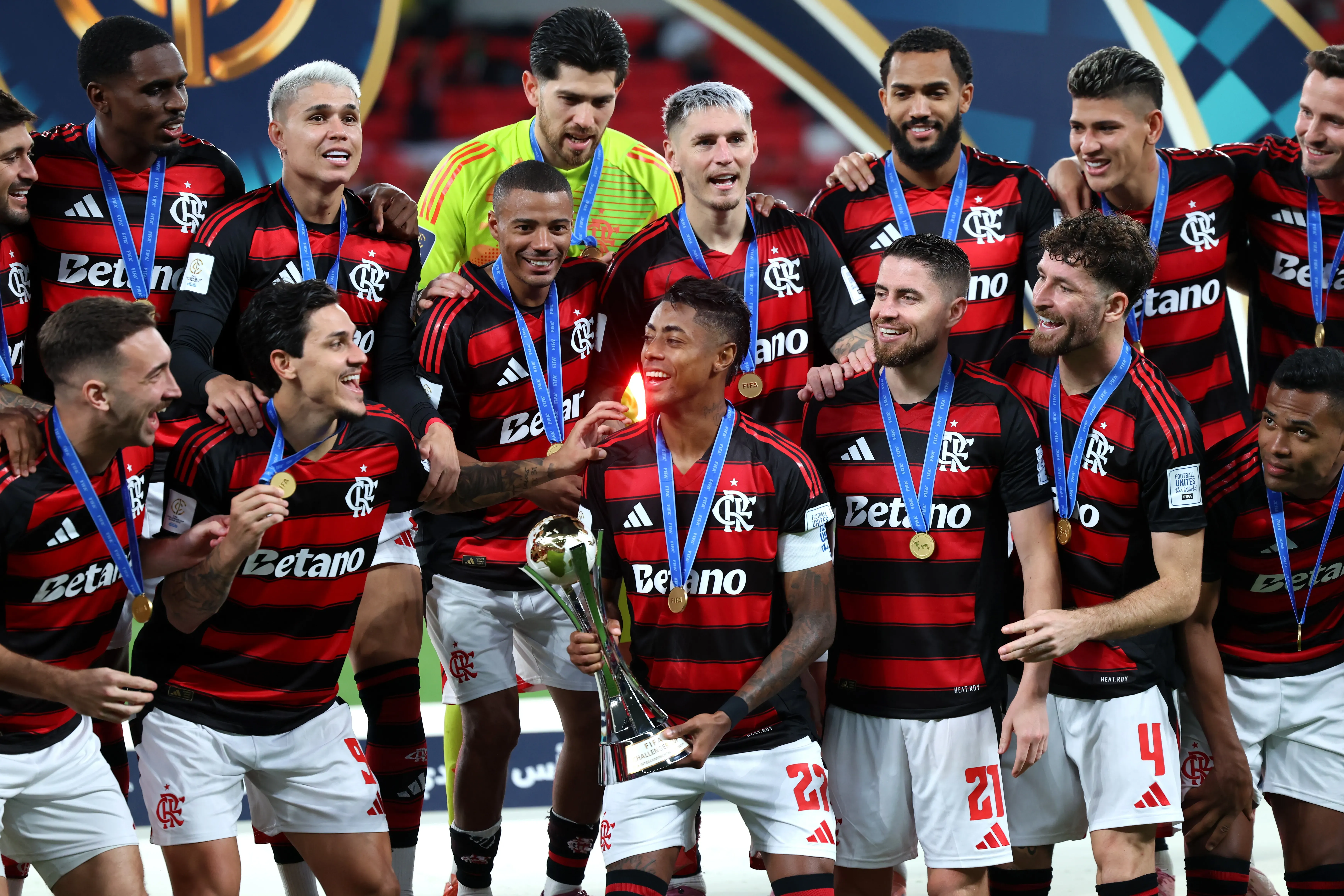 Jogadores do Flamengo levantam troféu da Copa Challenger. (Photo by Getty Images/Getty Images)