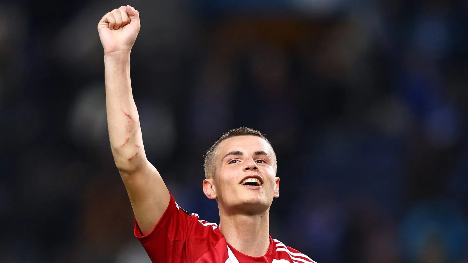 Christos Mouzakitis, alvo de Arsenal e Manchester United, em jogo do Olympiacos. Foto: Diogo Cardoso/Getty Images