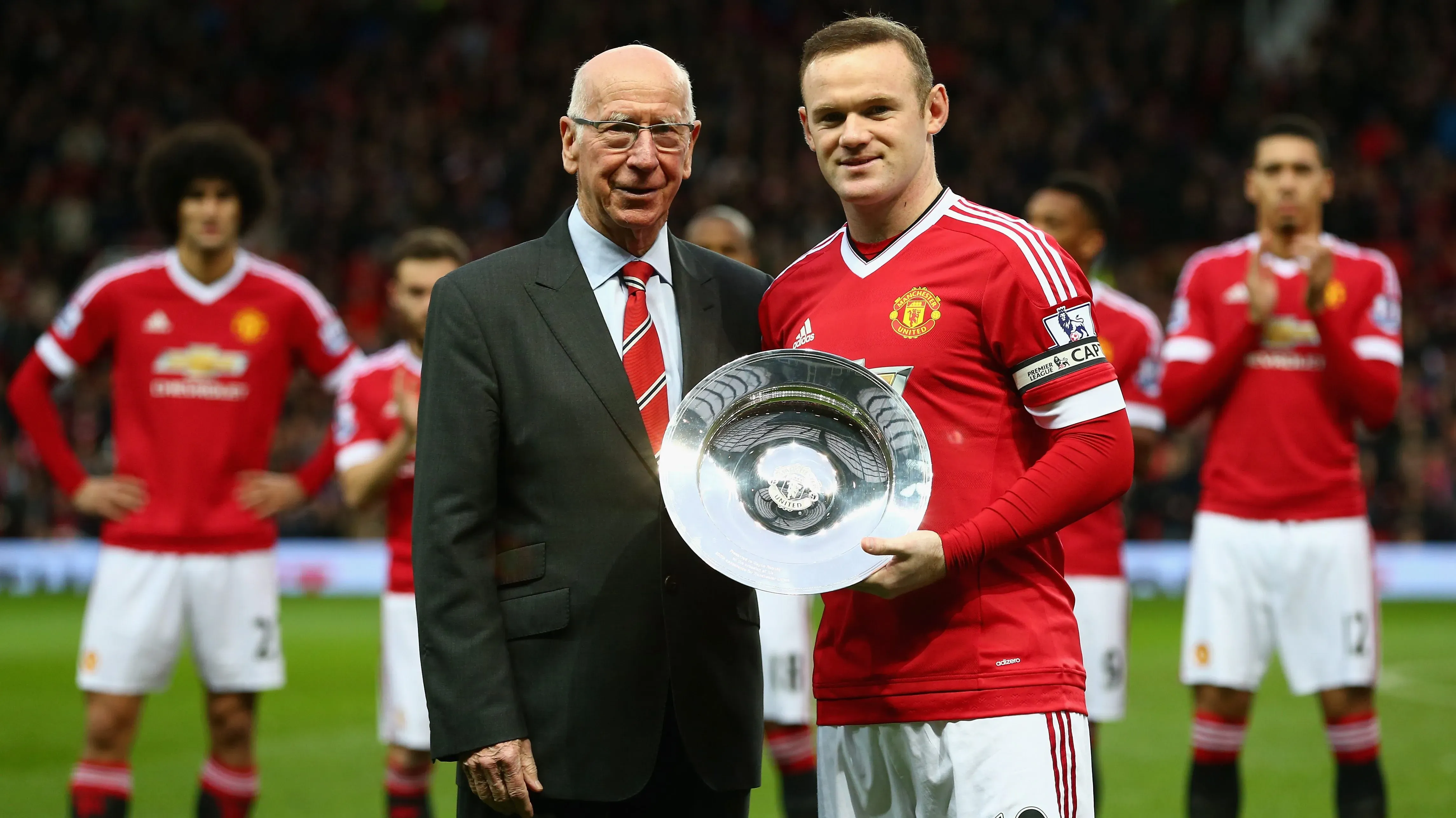 Sir Bobby Charlton e Wayne Rooney em jogo do Manchester United. Foto: Clive Brunskill/Getty Images