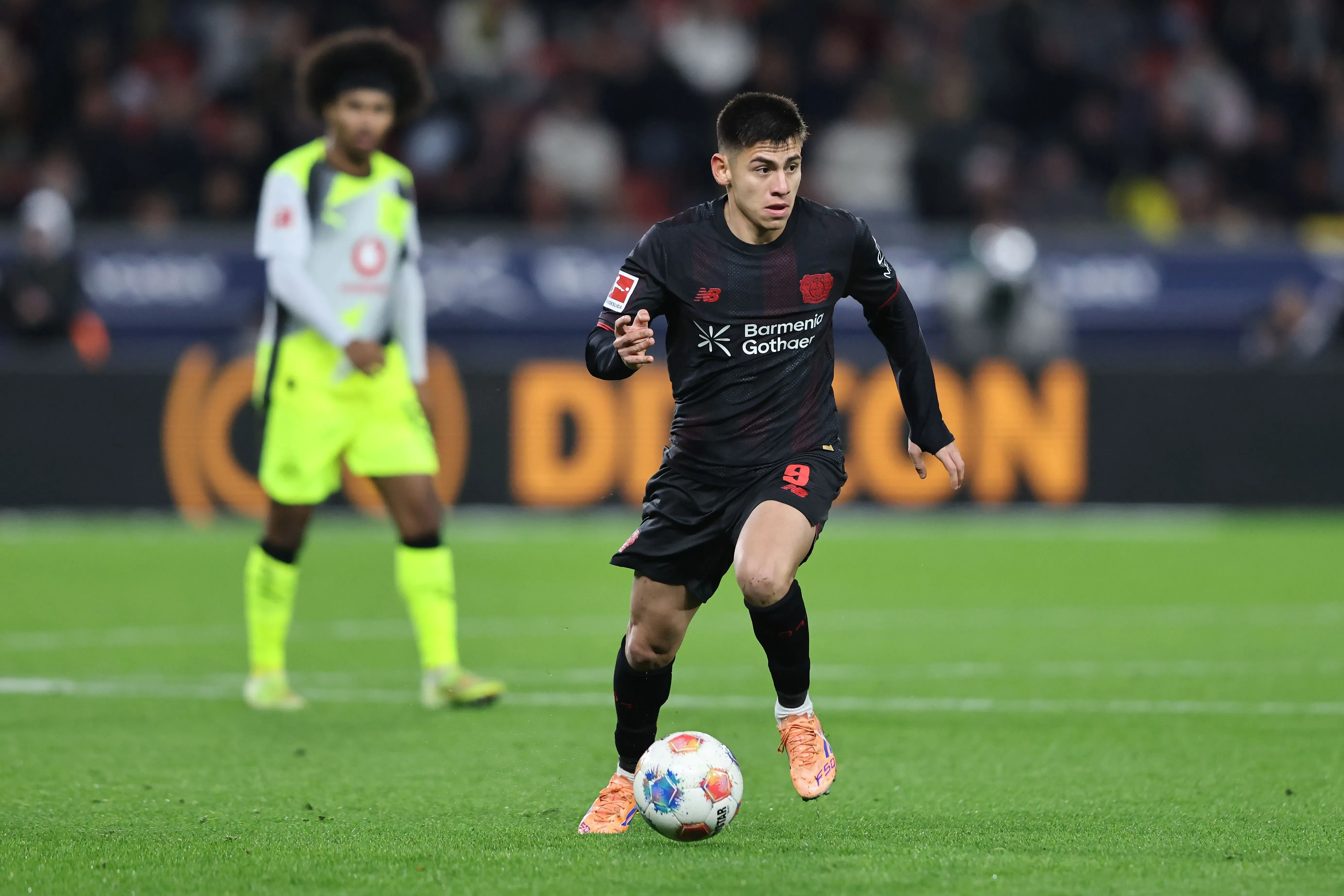 Echeverri em ação pelo Bayer Leverkusen. Foto: Christof Koepsel/Getty Images