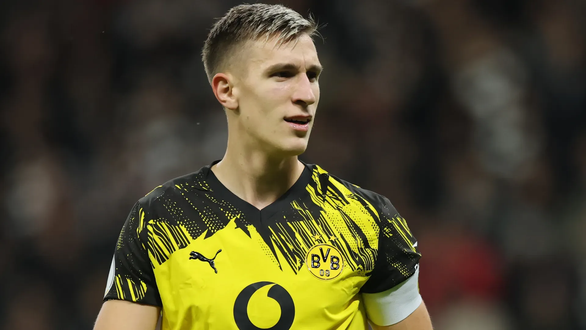 Schlotterbeck aparece com o rosto para o lado durante um jogo do Borussia Dortmund