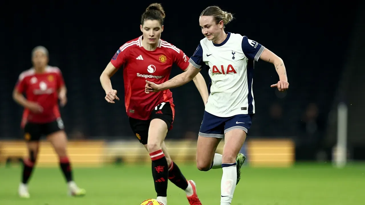 Manchester United e Tottenham se enfrentam após um empate por 3 a 3 na WSL – Foto: James Fearn/Getty Images