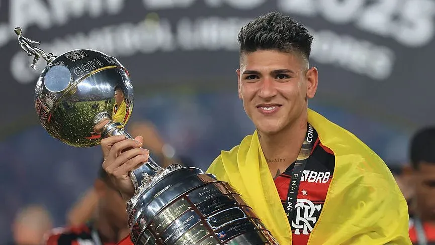Carrascal, com taça da Libertadores em campo, pelo Flamengo