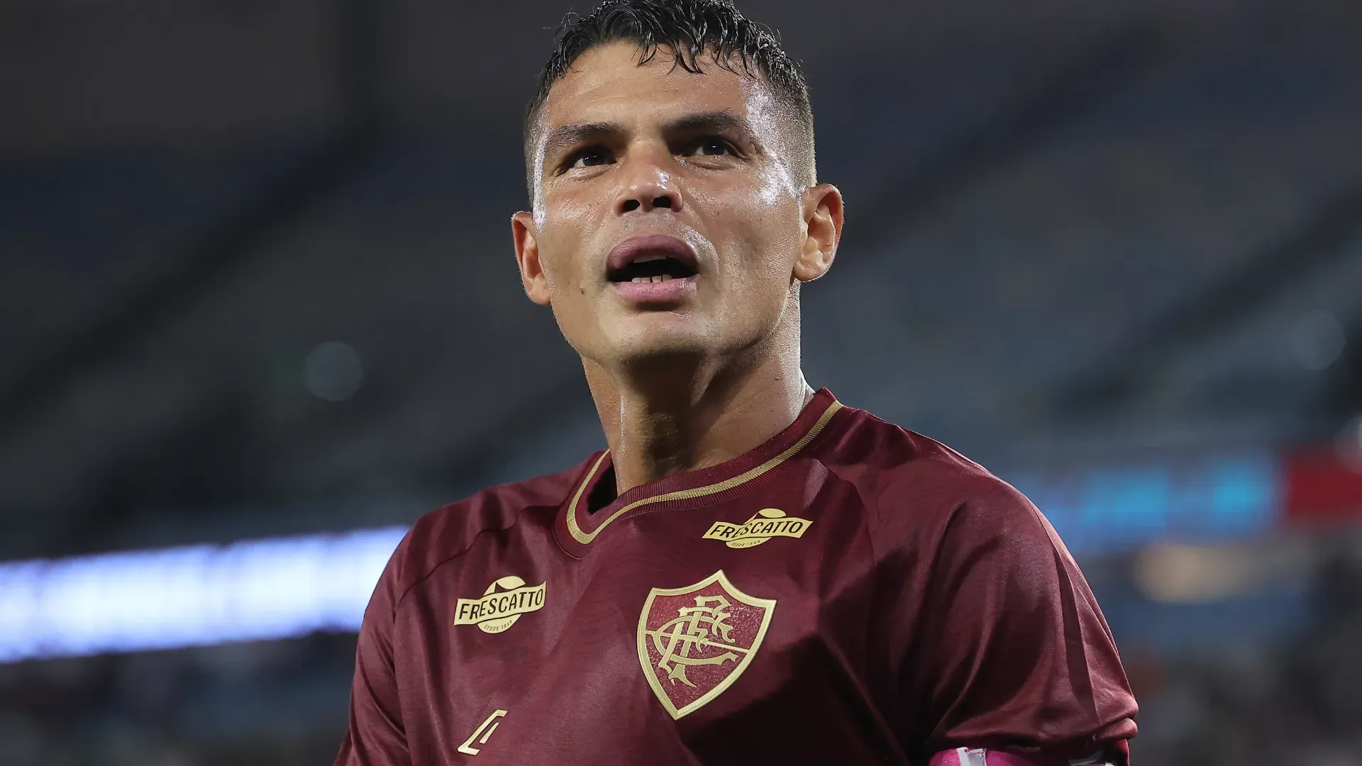 Thiago Silva aparece comemorando um gol durante o jogo do Fluminense