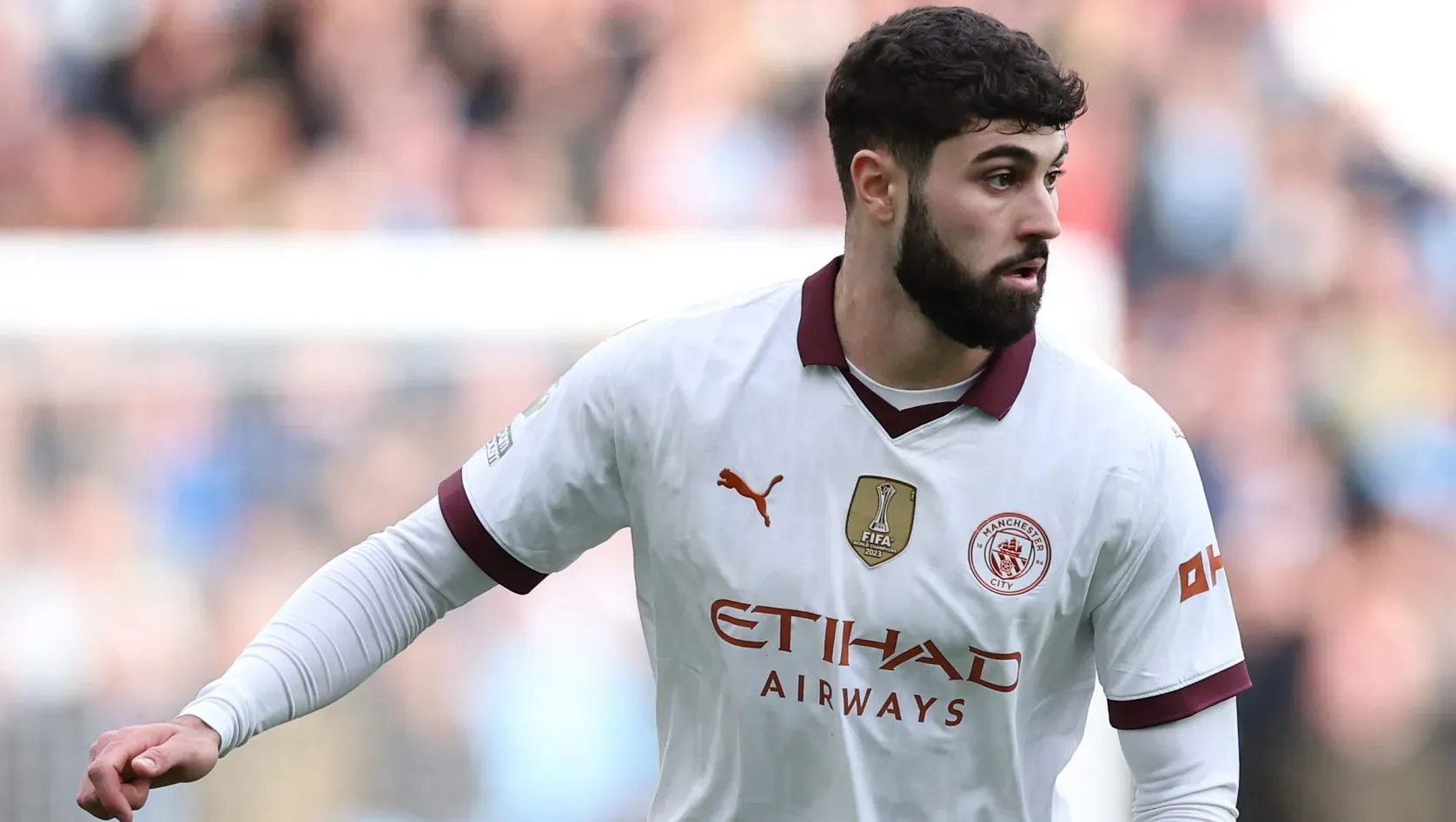 Gvardiol, alvo do Barcelona, em jogo do Manchester City. Foto: Alex Livesey/Getty Images