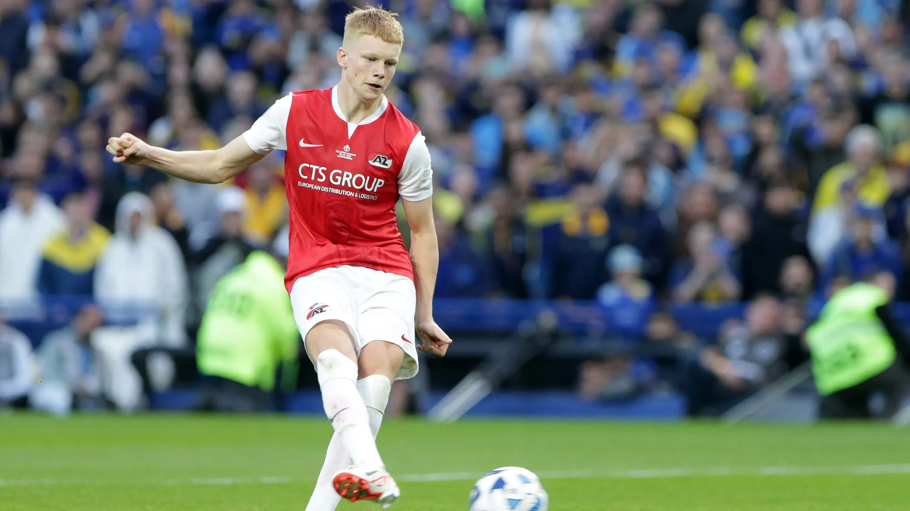 Kees Smit, alvo do Atlético de Madrid, usando camisa vermelho em jogo do AZ Alkmaar. Foto: Daniel Jayo/Getty Images
