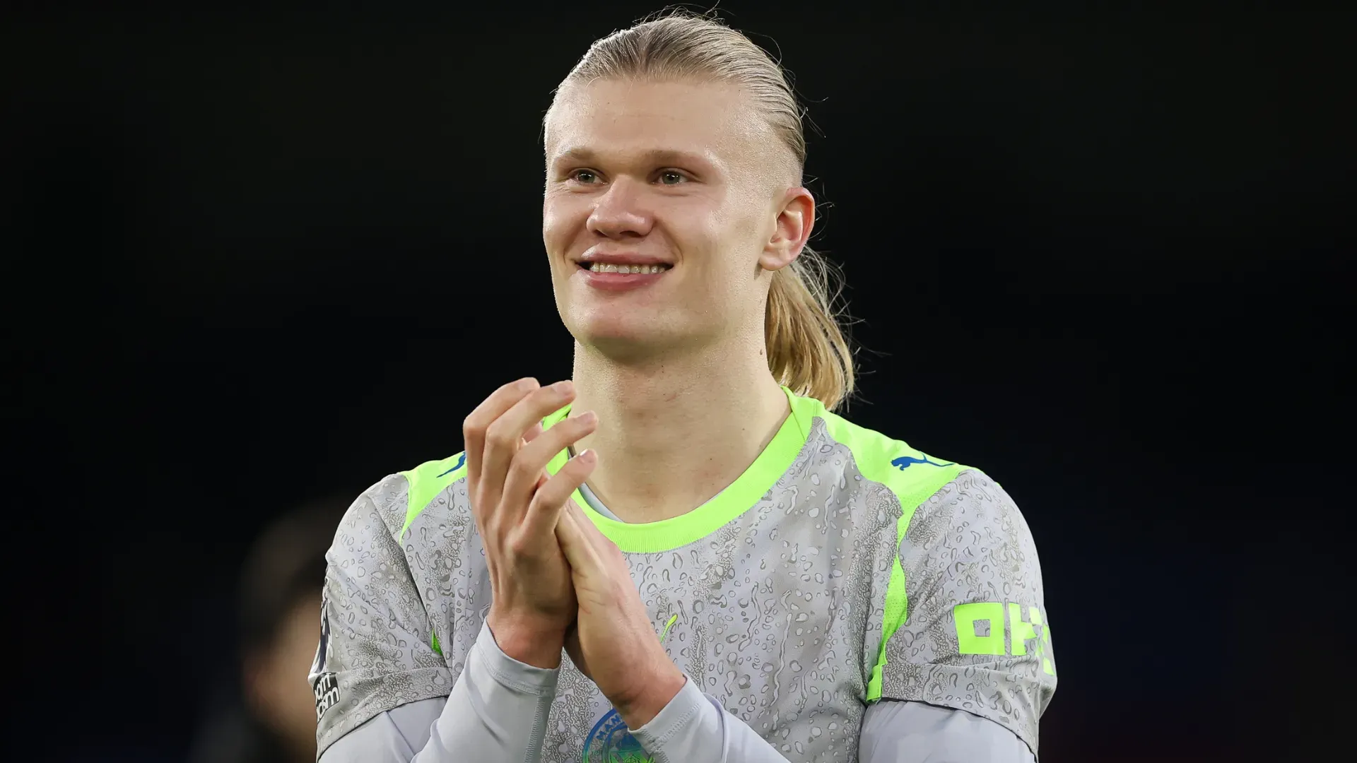 Haaland aplaude os torcedores em uma partida do Manchester City