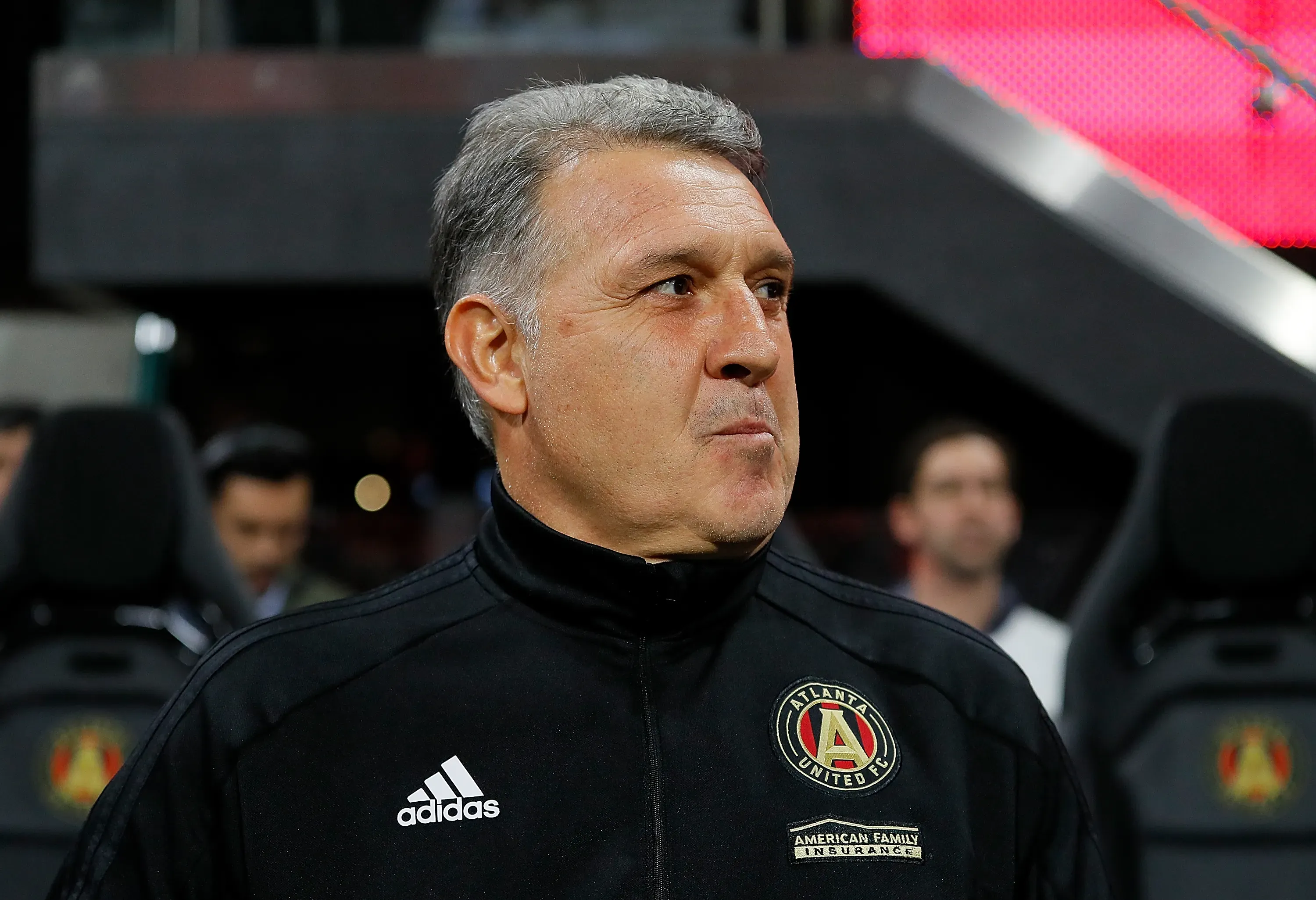 Gerardo Martino, técnico do Atlanta United, permanece em pé durante o Hino Nacional antes da final da Conferência Leste da MLS entre Atlanta United e New York Red Bulls, no Mercedes-Benz Stadium, em 25 de novembro de 2018, em Atlanta, Geórgia. (Foto: Kevin C. Cox/Getty Images)
